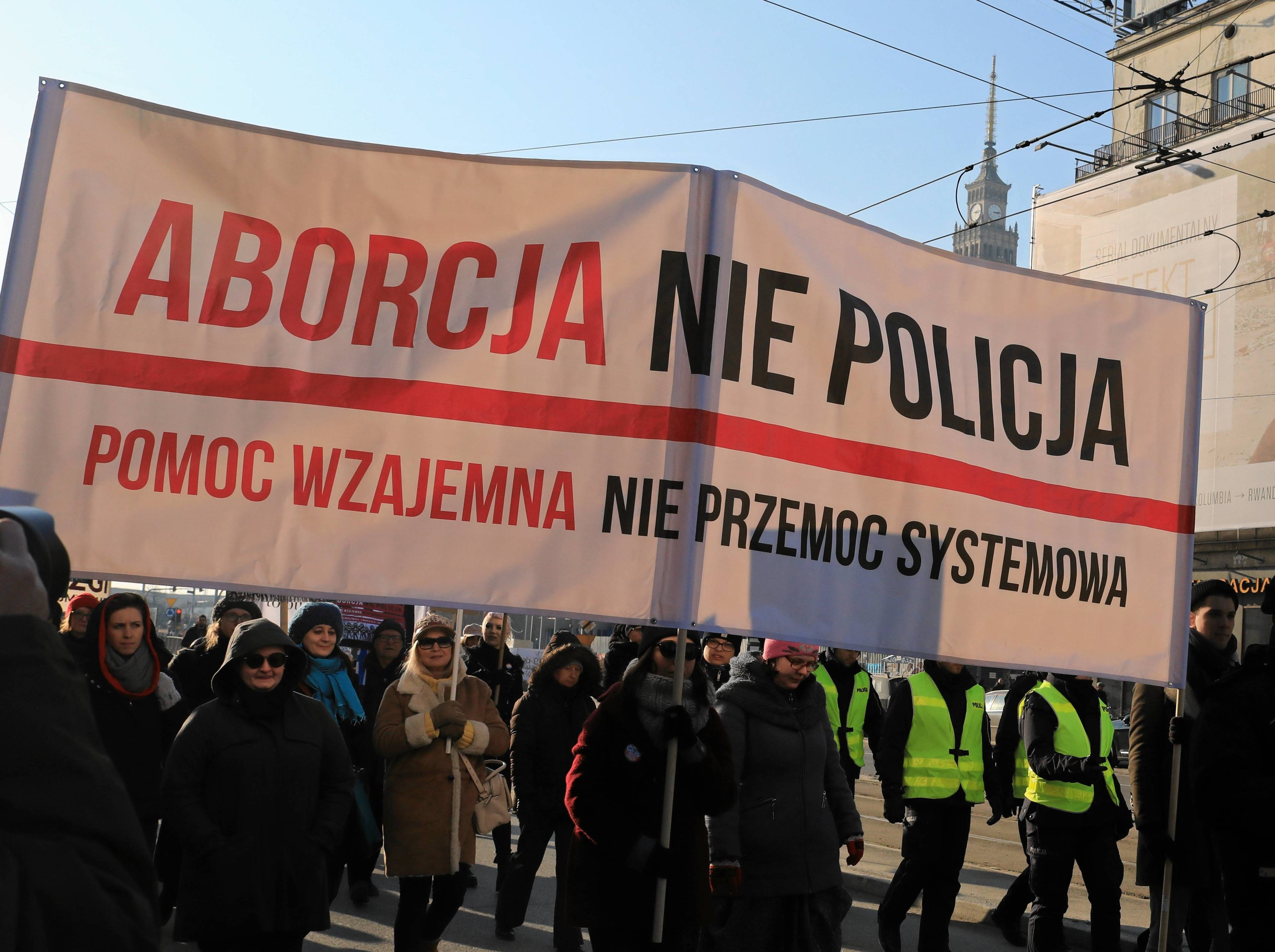 Aborcja nie policja - plakat z takim napisem niosą protestujące kobiety