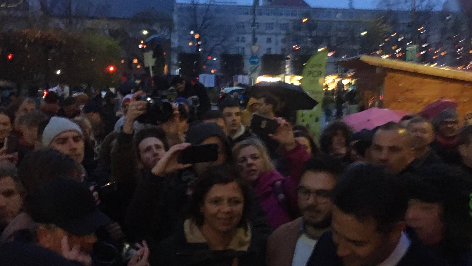 Péter Márki-Zay, lider węgierskiej opozycji, opuszcza wiec. Każdy chce sobie zrobić z nim selfie. Budapeszt, 2 kwietnia 2022