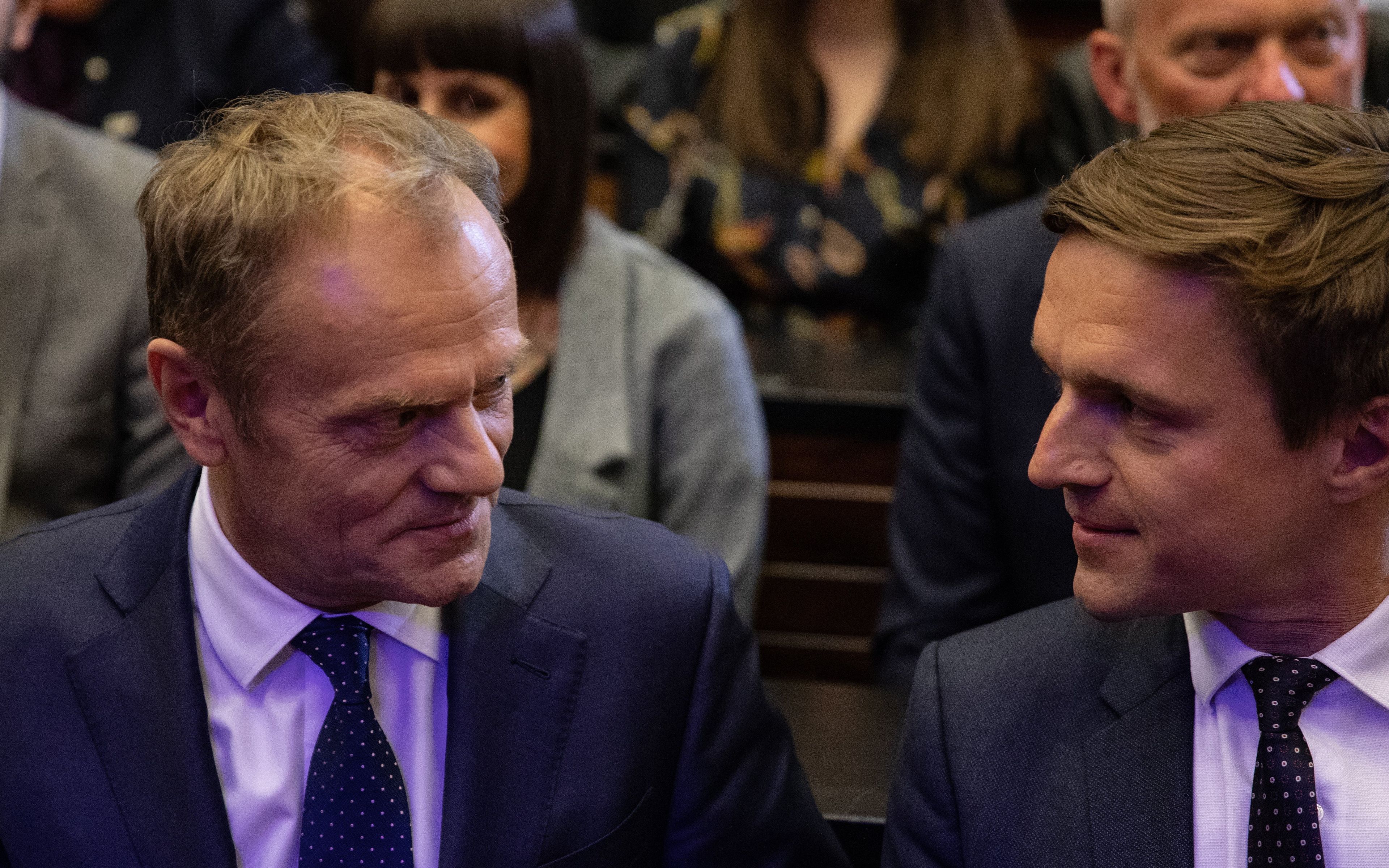 03.05.2019 Warszawa , Uniwersytet Warszawski , Auditorium Maximum . Przewodniczacy Rady Europejskiej Donald Tusk (L) i Leszek Jazdzewski przed wystapieniem  " Nadzieja i Odpowiedzialnosc . O Konstytucji, Europie i Wolnych Wyborach " . 
Fot. Dawid Zuchowicz / Agencja Gazeta