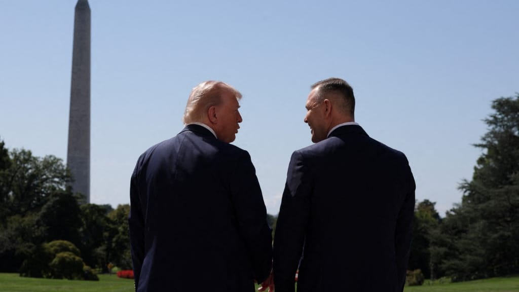 WASHINGTON, DC - SEPTEMBER 03: U.S. President Donald Trump (R) welcomes Polish President Karol Nawrocki to the White House during an arrival ceremony at the South Portico on September 3, 2025 in Washington, DC. President Nawrocki is visiting Washington to meet with President Trump for a bilateral meeting to discuss the war in Ukraine.   Alex Wong/Getty Images/AFP (Photo by ALEX WONG / GETTY IMAGES NORTH AMERICA / Getty Images via AFP)
