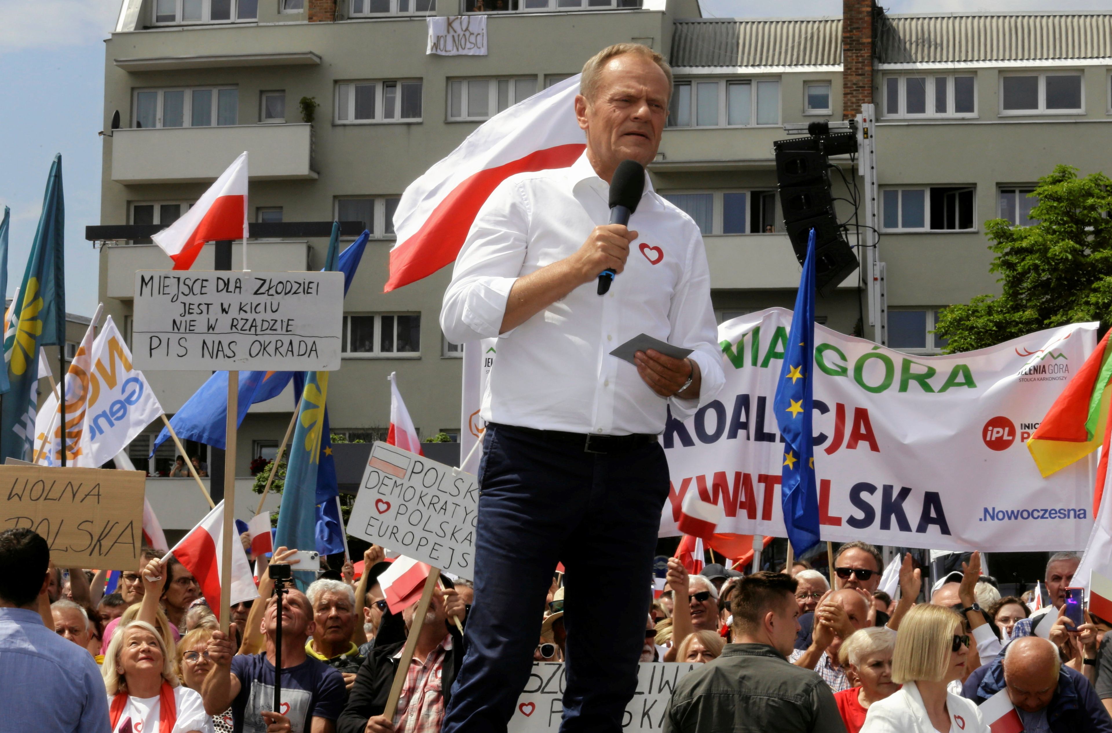 Mężczyzna na podwyższeniu na wiecu, Donald Tusk