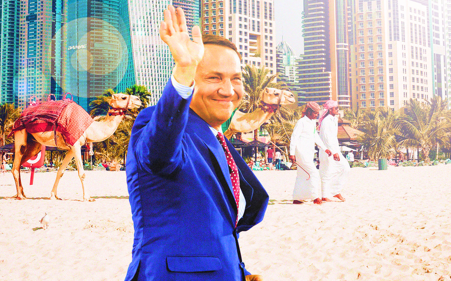 Kolaż przedstawia mężczyznę w garniturze na plaży. W tle dwóch mężczyzn w chustach na głowie i dwa wielbłądy. W dalszym planie wieżowce.