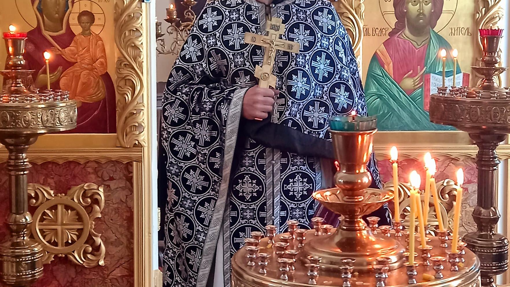Ksiądz prawosławny ma tle ikonostasu
