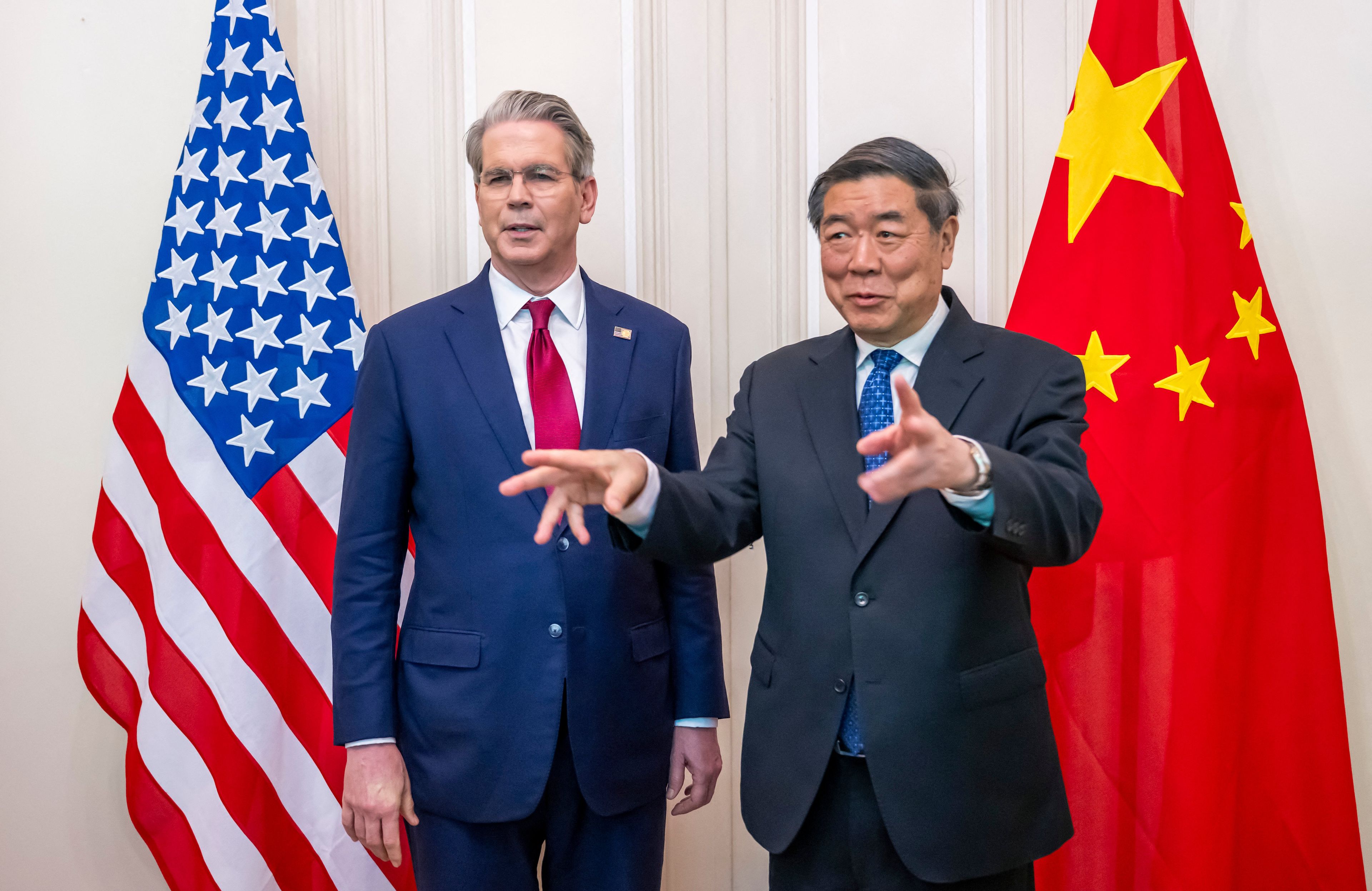 Wicepremier Chin He Lifeng i sekretarz skarbu USA Scott Bessent, 10 maja 2025 r., Genewa