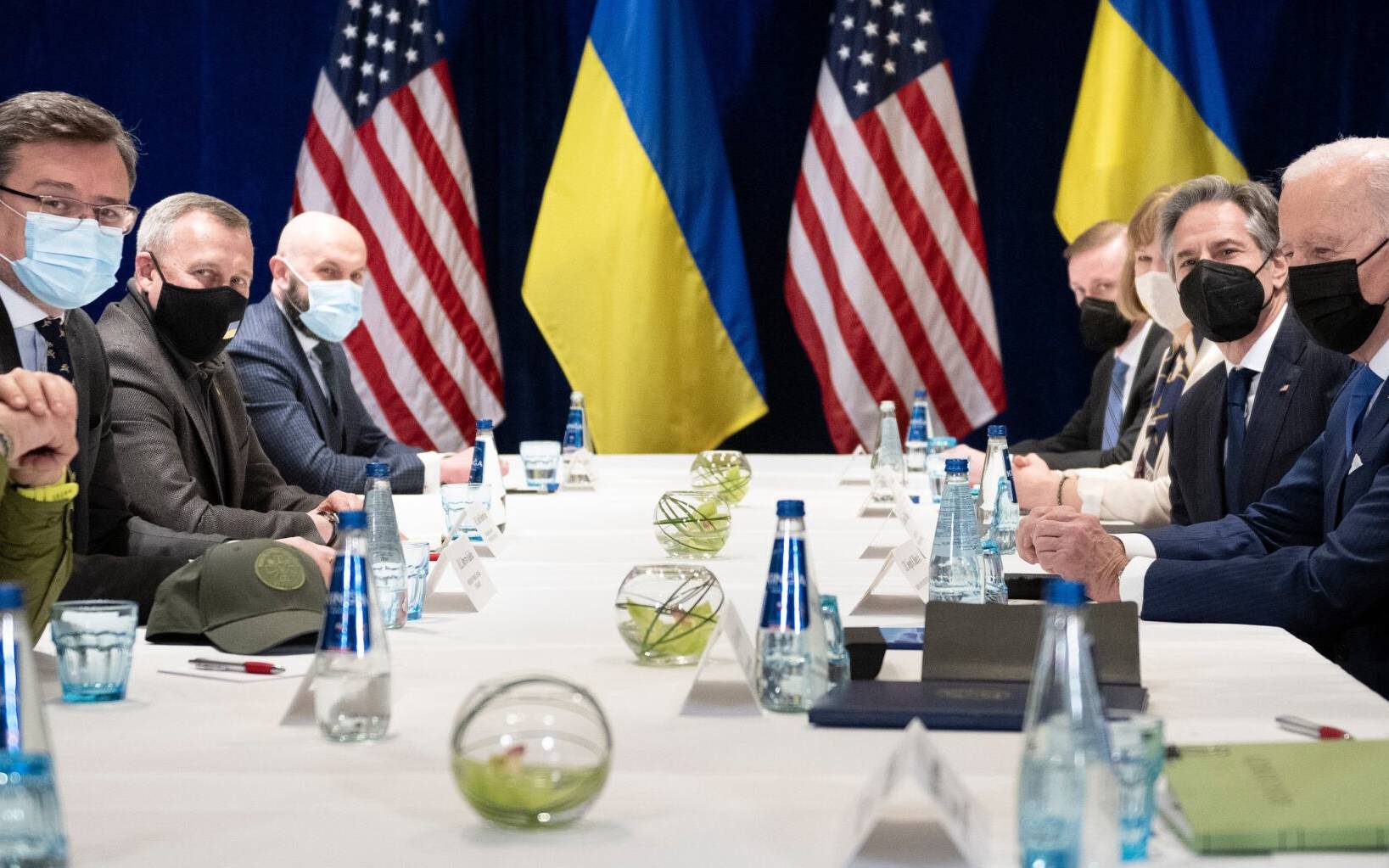US President Joe Biden (2ndR) together with US Secretary of State Antony Blinken (3rdR) and US Defence Secretary Lloyd Austin (R) attend a meeting on Russia's war in Ukraine with Ukrainian Foreign Minister Dmytro Kuleba (2ndL) and Ukrainian Defence Minister Oleksii Reznikov (L) in Warsaw on March 26, 2022. (Photo by Brendan Smialowski / AFP)