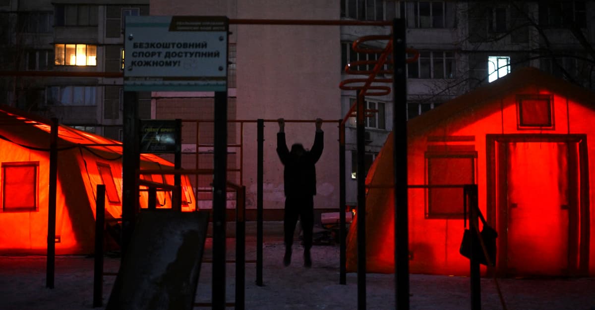 „Syn śpi ze mną, przytulając się, ogrzewam dziecko”. Jak żyje Kijów bez prądu, ciepła i wody?