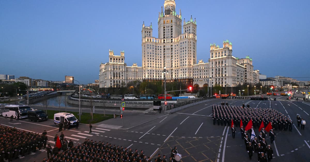 Ночная атака беспилотников Украины на Россию. Военный парад в Москве на заднем плане