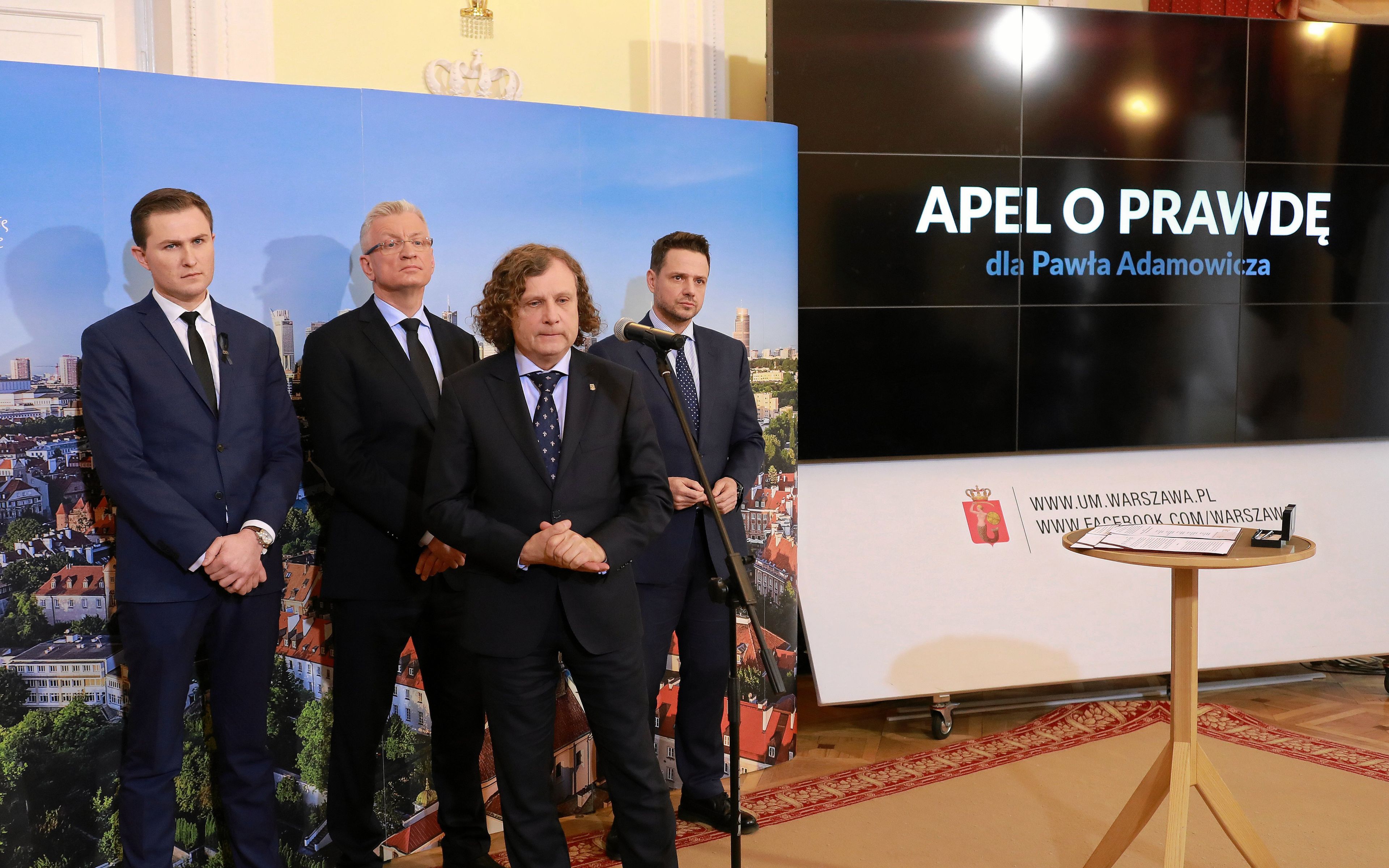 26.01.2019 Warszawa . Prezydent Warszawy Rafal Trzaskowski , prezydent Poznania Jacek Jaskowiak, prezydent Sopotu Jacek Karnowski wiceprezydent Gdanska Piotr Grzelak podpisuja wniosek do instytucji o rzetelne wyjasnienie wszystkich okolicznosci i przyczyn ktore doprowadzily do tragicznej smierci Pawla Adamowicza
Fot . Jacek Marczewski / Agencja Gazeta