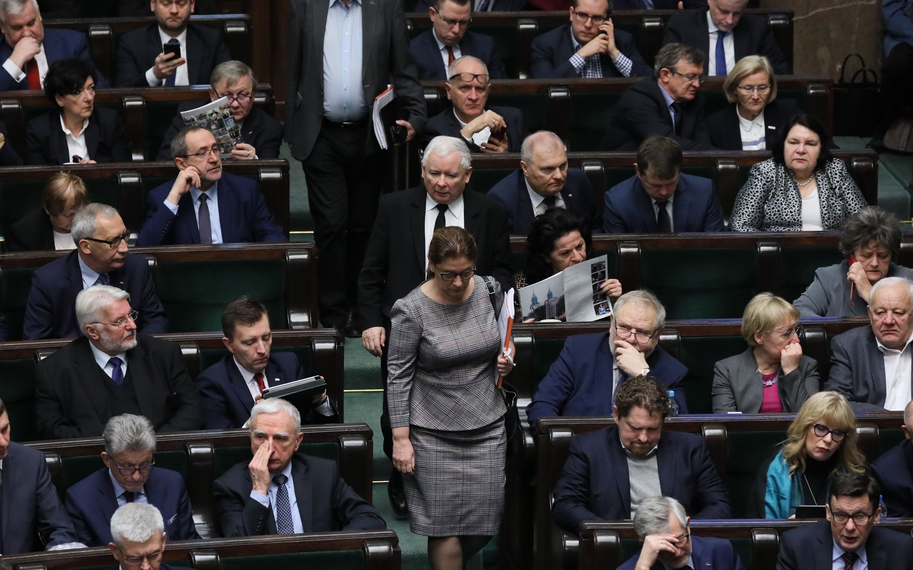 16.01.2019 Warszawa , Sejm . Prezes PiS Jaroslaw Kaczynski , Beata Maurek , Ryszard Terlecki wchodza spoznieni na sale obrad , po minucie ciszy dla upamietnienia prezydenta Gdanska Pwala Adamowicza , na ktorej byli nieobecni . 
Fot. Slawomir Kaminski / Agencja Gazeta