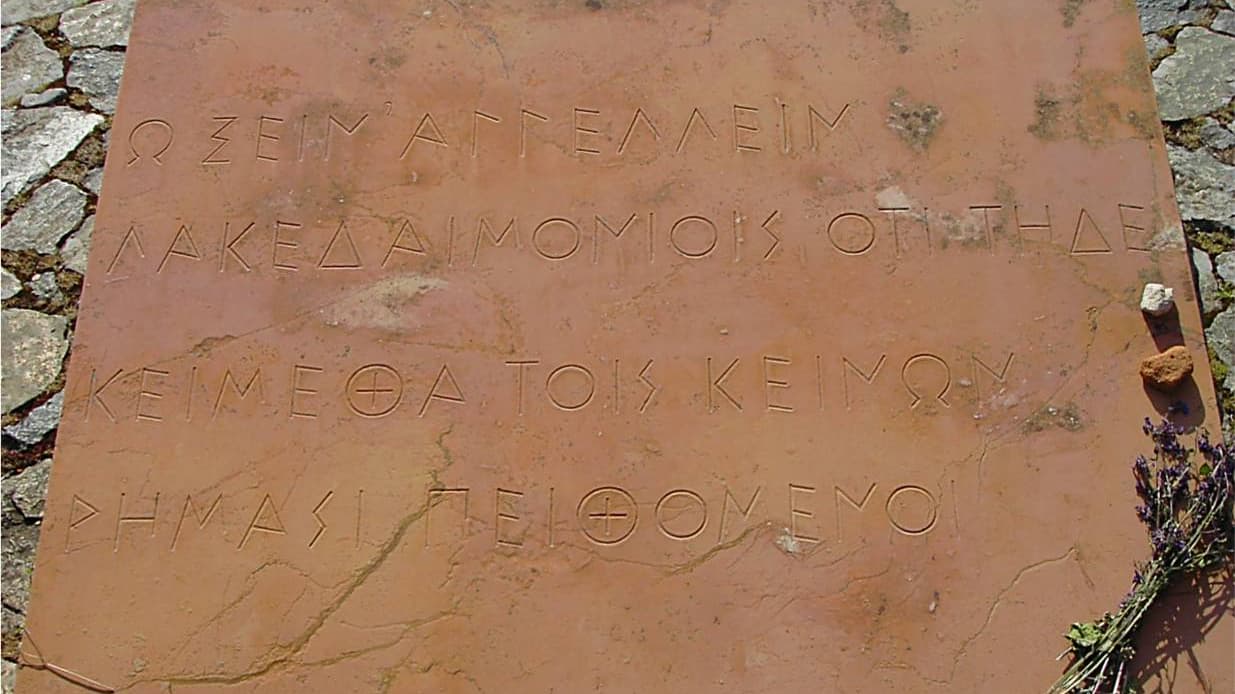 Kamienna tablica upamiętniająca 300 Spartan pod Termopilami