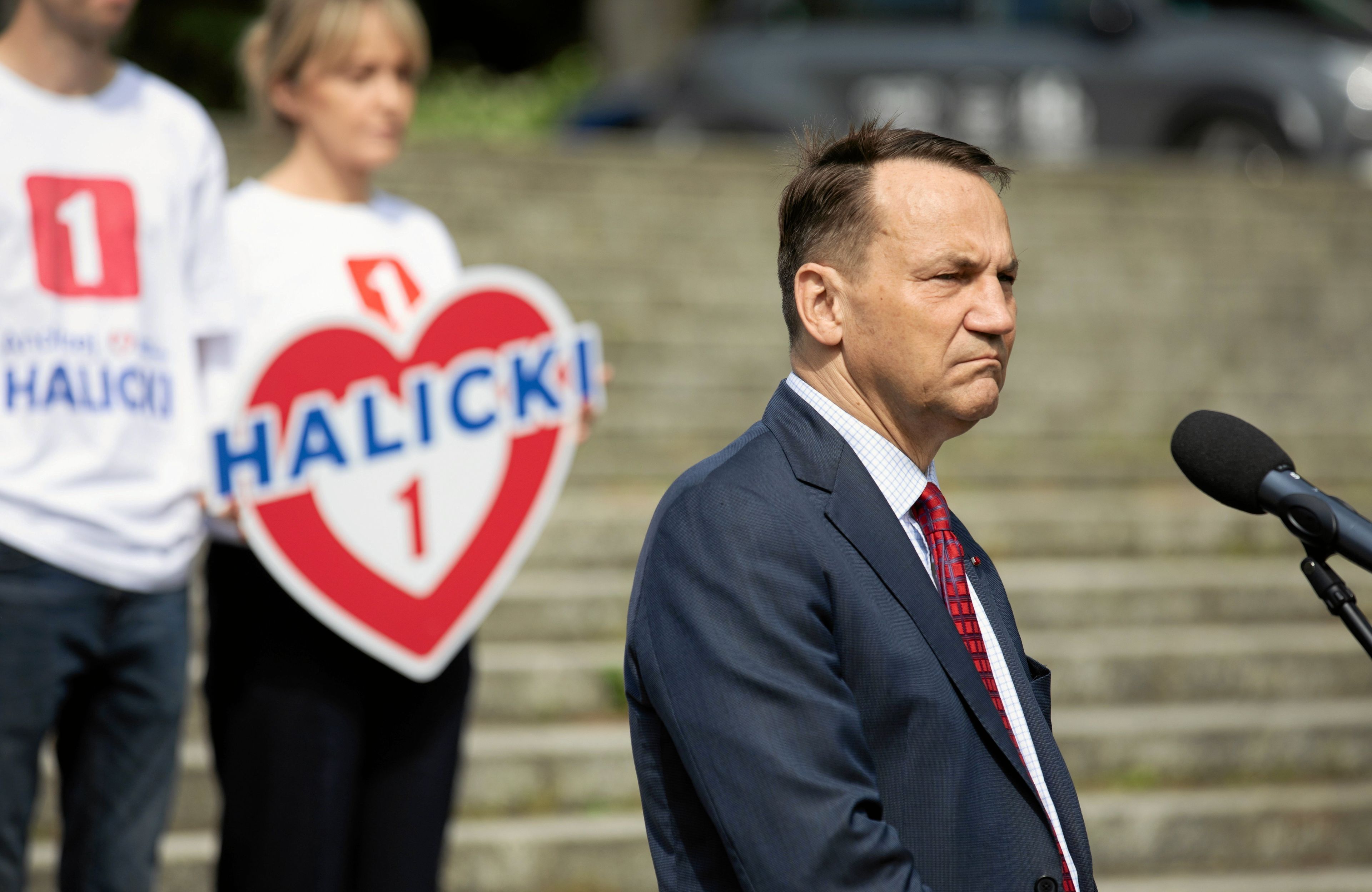 Radosłąw Sikorski podczas konferencji prasowej, w tle schody