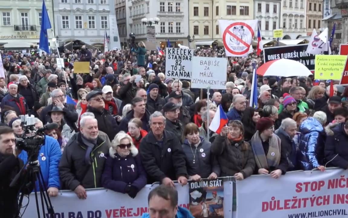 Grafika do artykułu "Chcemy iść drogą UE, nie Kaczyńskiego i Orbána". Zobacz film z wielkiej demonstracji w Pradze