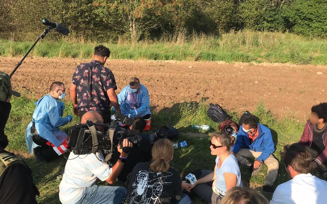 Grafika do artykułu Pod presją aktywistów, organizacji i mediów Straż Graniczna nie wypchnęła na Białoruś grupy uchodźców
