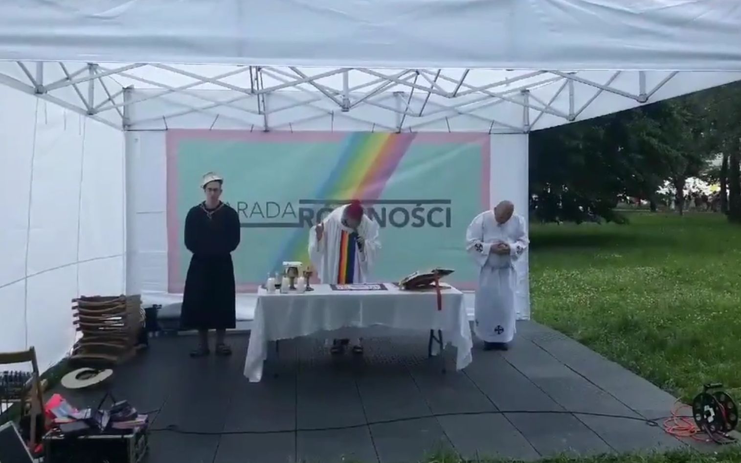 Grafika do artykułu "Jako ksiądz jestem antyklerykałem" - mówi Szymon Niemiec. To on odprawił nabożeństwo przed Paradą