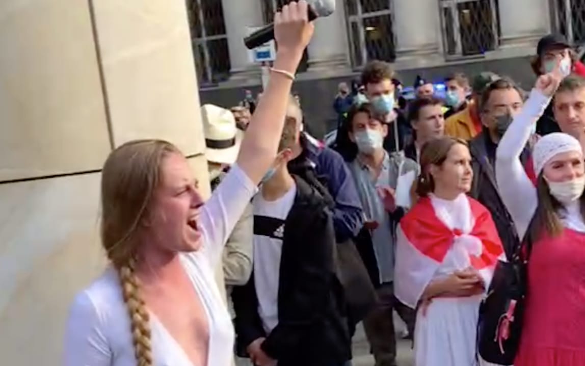 Grafika do artykułu Krzyk dla Białorusi. Artystka Jana Shostak radzi, jak pomóc uciekającym przed reżimem