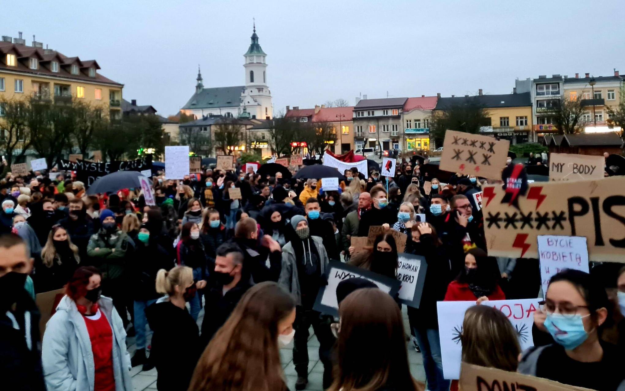 Grafika do artykułu "My się dopiero uczymy protestować". Tak wygląda rewolucja kobiet w małym polskim mieście