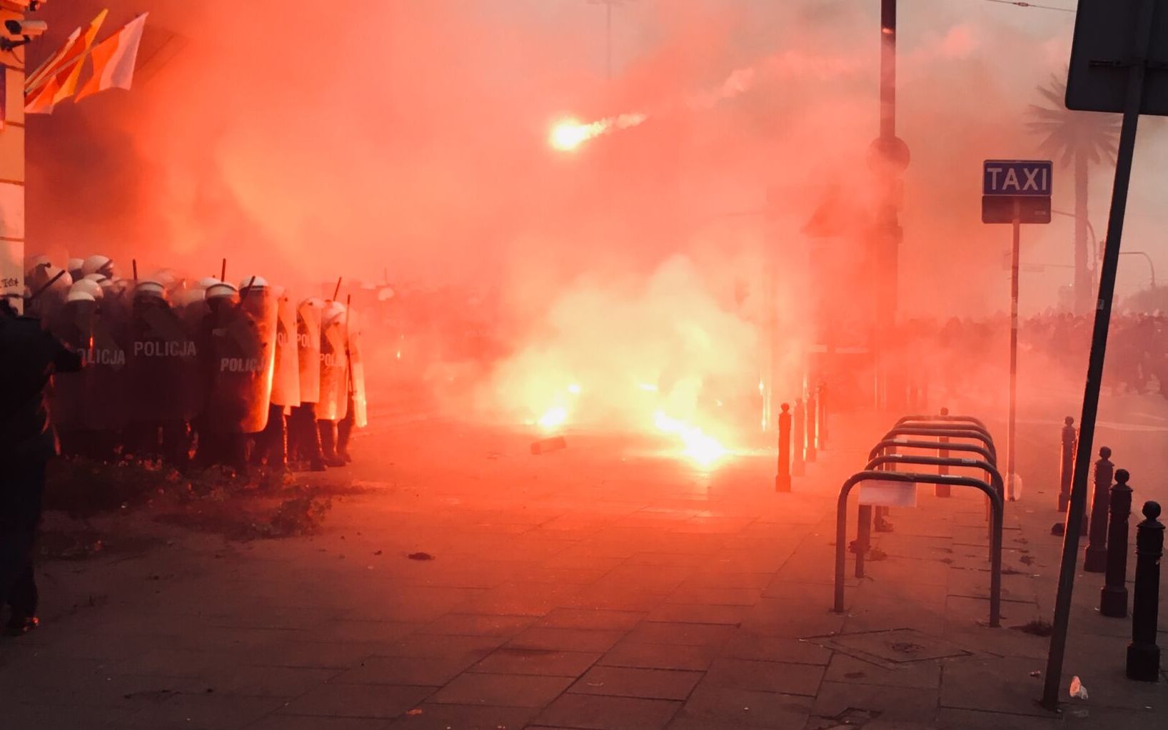 Grafika do artykułu Marsz Niepodległości 2020. Narodowcy zaatakowali policję, są ranni