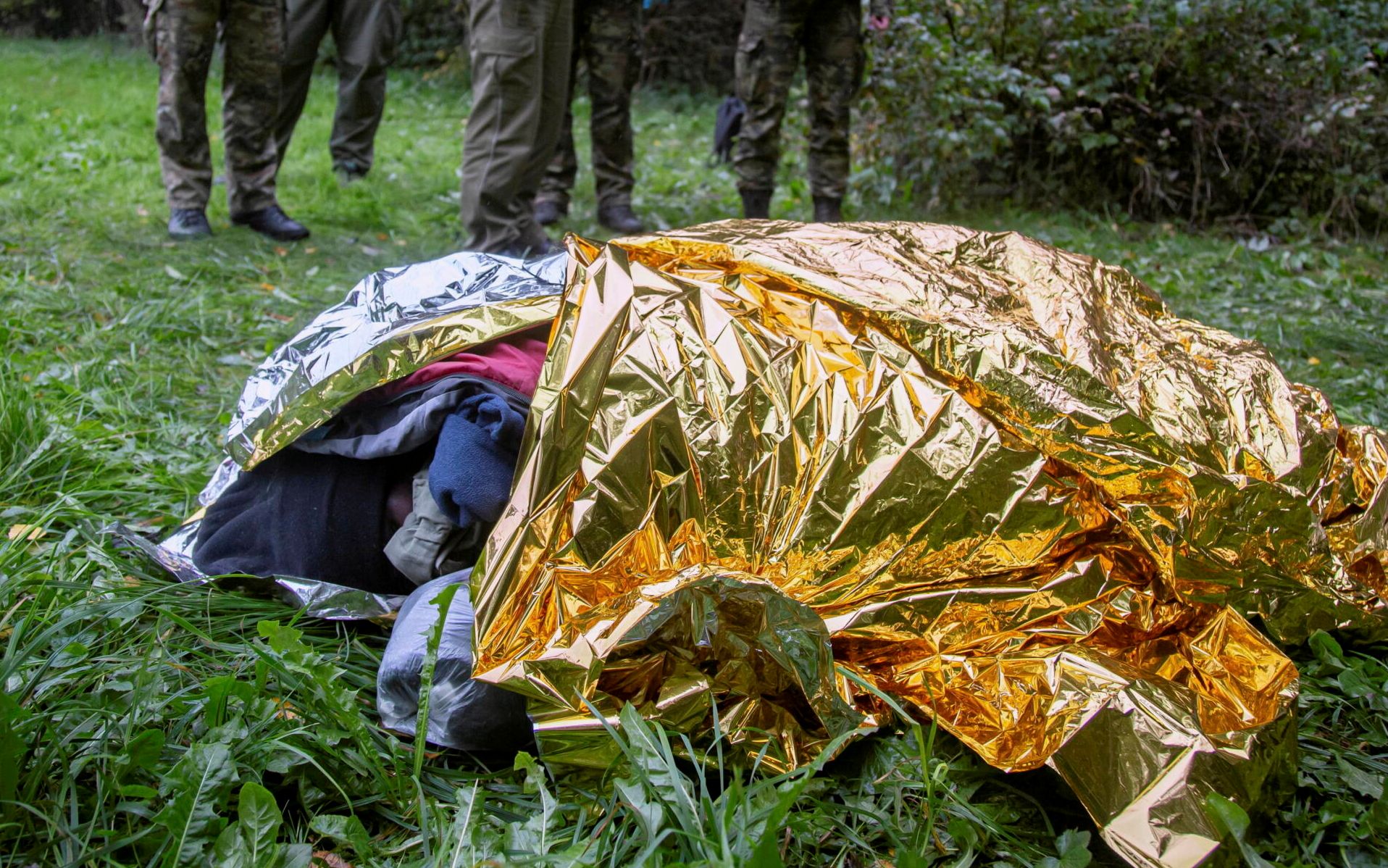 21.09.2021  Lososna , droga na Kuznice . Grupa 11 uchodzcow z Afryki , w stanie wycienczenia i hipotermii zostala namierzona przez wolontariuszy  z  Grupy Granica  ( organizacje pozazrzadowe zrzeszone w jedno , ktore pomagaja prawnie uchodzcom ). Aktywisci dali im jesc , cieple ubrania , czapki , rekawiczki , skarpety . Jednak butow zabraklo , nie byli przygotowani na taka ilosc uchodzcow . Wszystkie ich ubrania byly mokre , niektorzy byli w klapkach .
Fot. Agnieszka Sadowska/ Agencja Gazeta. *** Local Caption *** .