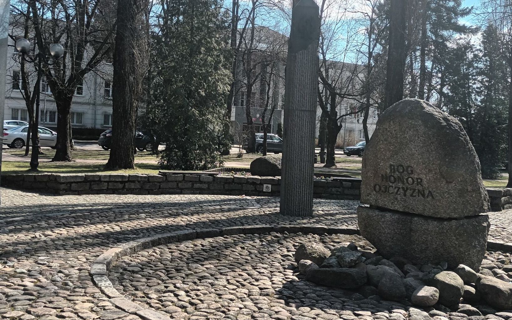 Grafika do artykułu Ukraińcy wracają na wojnę, Sokołów sądzi Strajk Kobiet