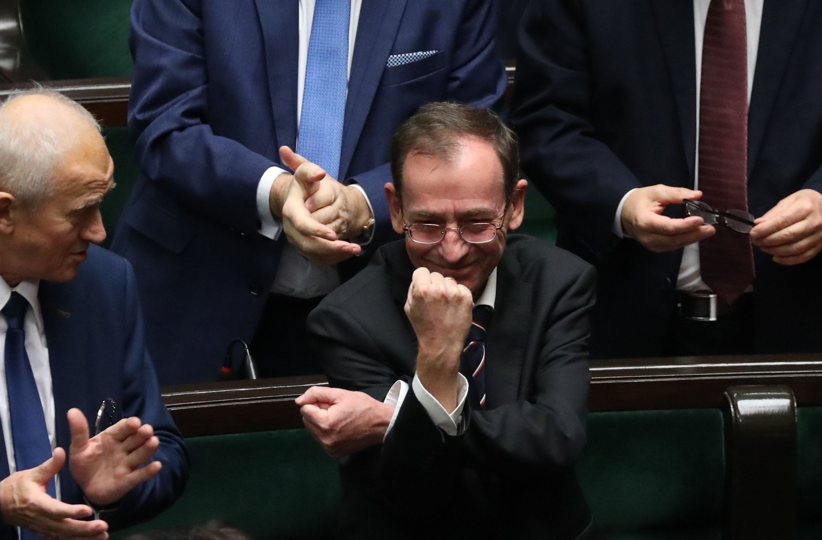 Poseł Kamiński pokazuje wulgarny gest w Sejmie