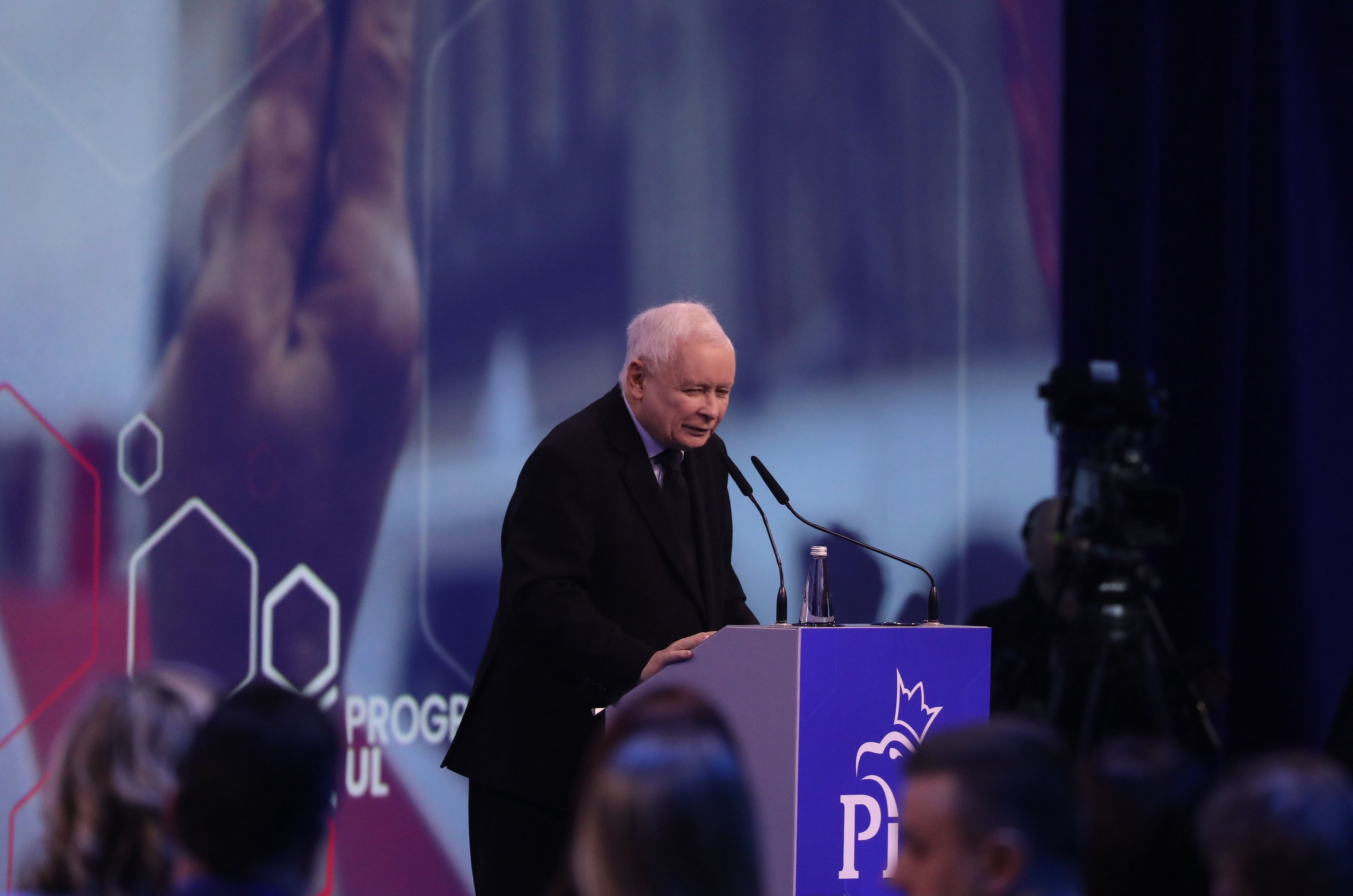 Mężczyzna na trybunie, Jarosław Kaczyński