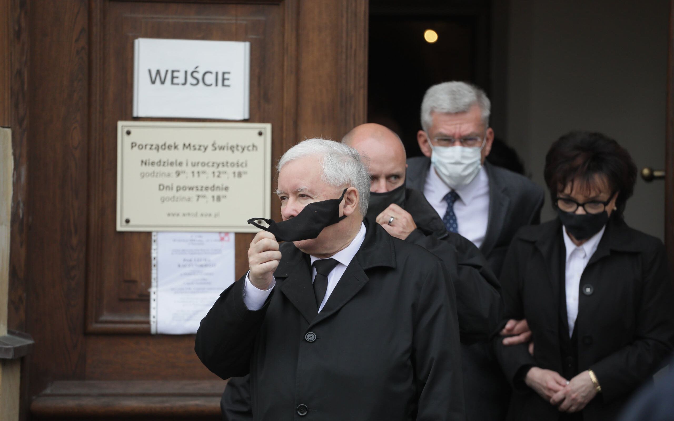 10.06.2020 Warszawa , ulica Krakowskie Przedmiescie . Kosciol Seminaryjny . Prezes Prawa i Sprawiedliwosci Jaroslaw Kaczynski (L), wicemarszalek Senatu Stanislaw Karczewski (3L), marszalek Sejmu Elzbieta Witek (P) podczas 122 . miesiecznicy smolenskiej . 
Fot. Slawomir Kaminski / Agencja Gazeta