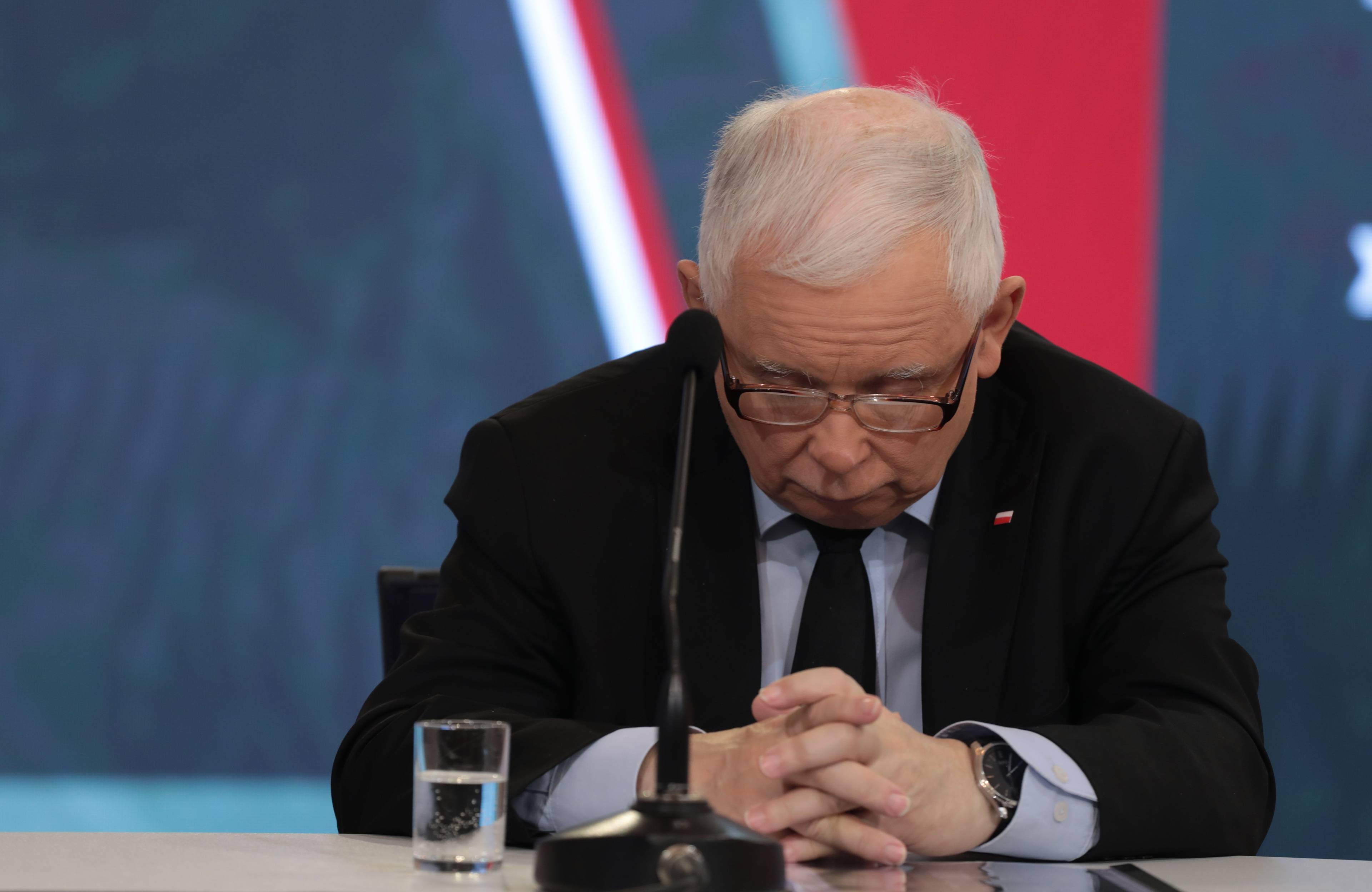 Jarosław Kaczyński siedzi ze spuszczoną głową