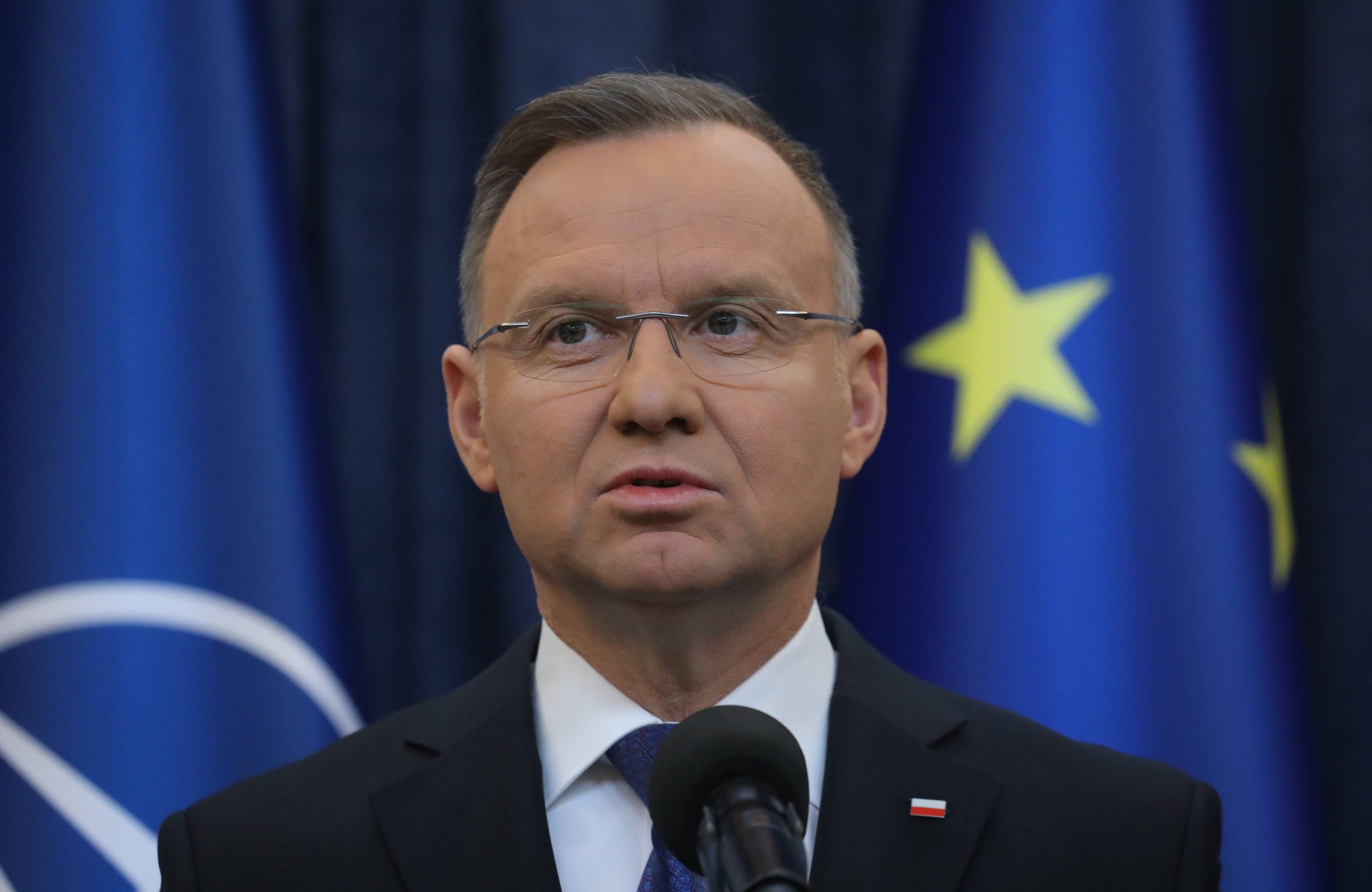 mężczyzna w okularach