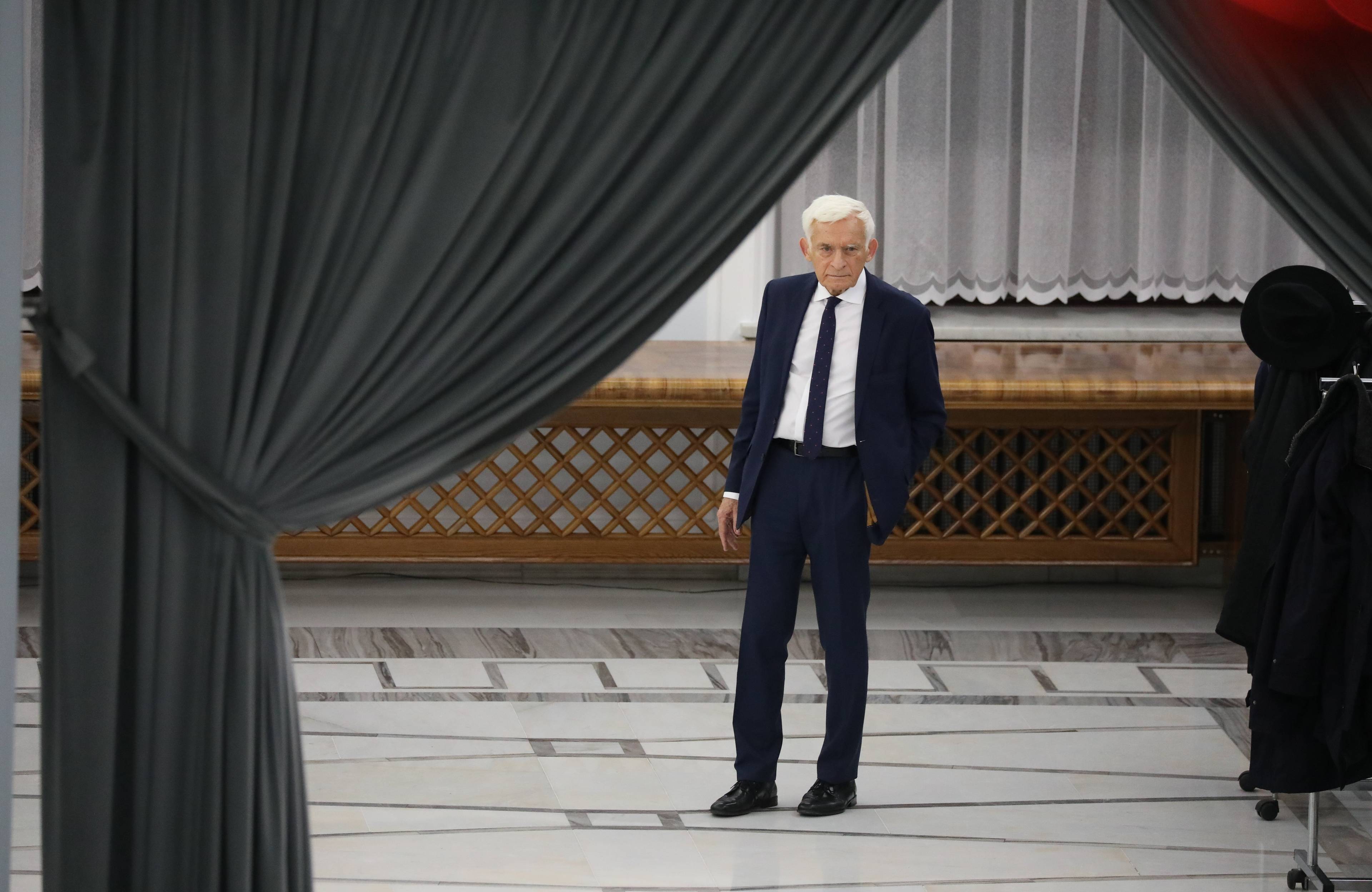 Jerzy Buzek na korytarzu sejmowym