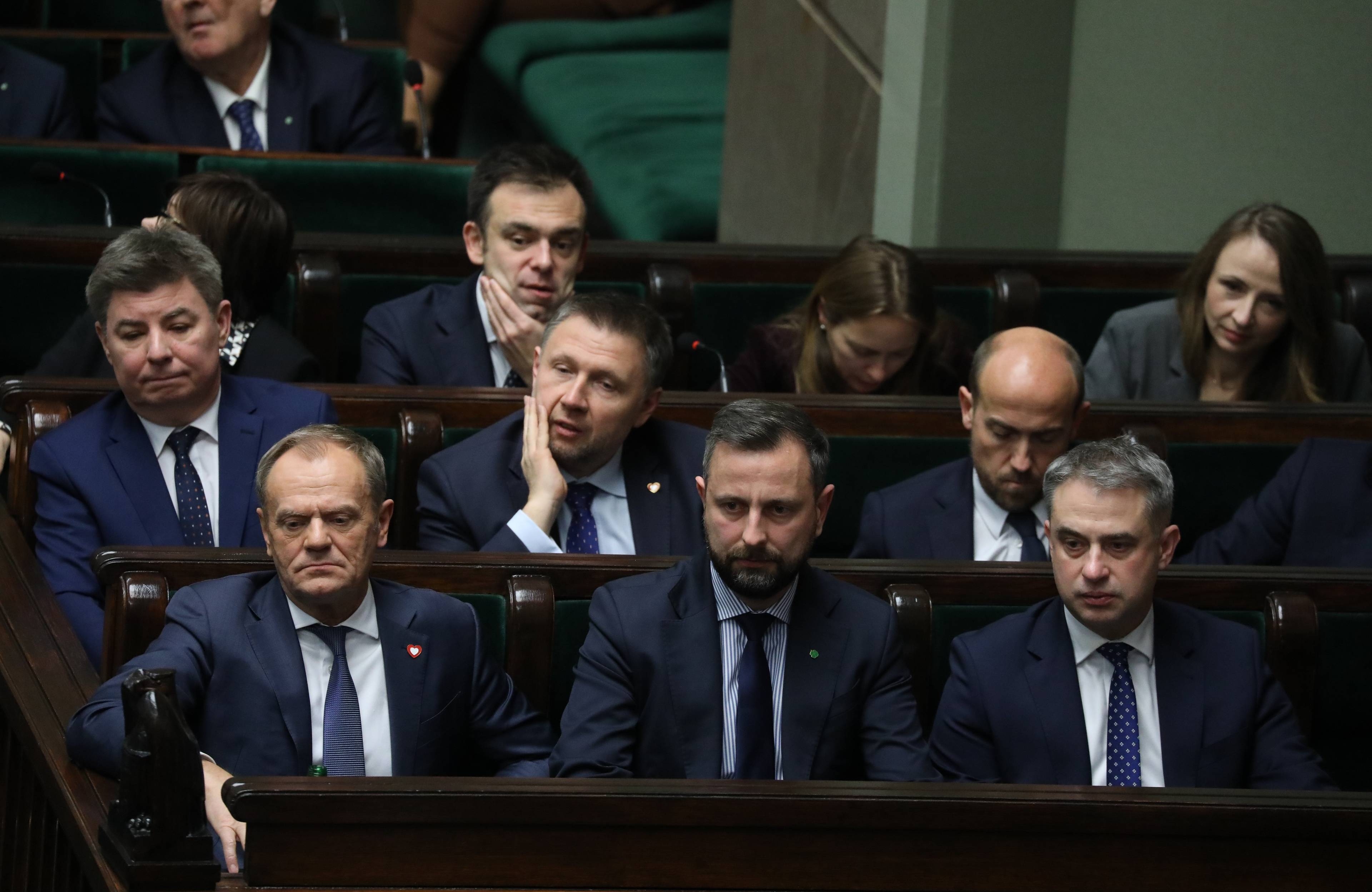Ministrowie w Sejmie w ławach ministerialnych. W pierwszym rzędzie Donald Tusk, Władysław Kosiniak-Kamysz i Krzysztof Gawkowski