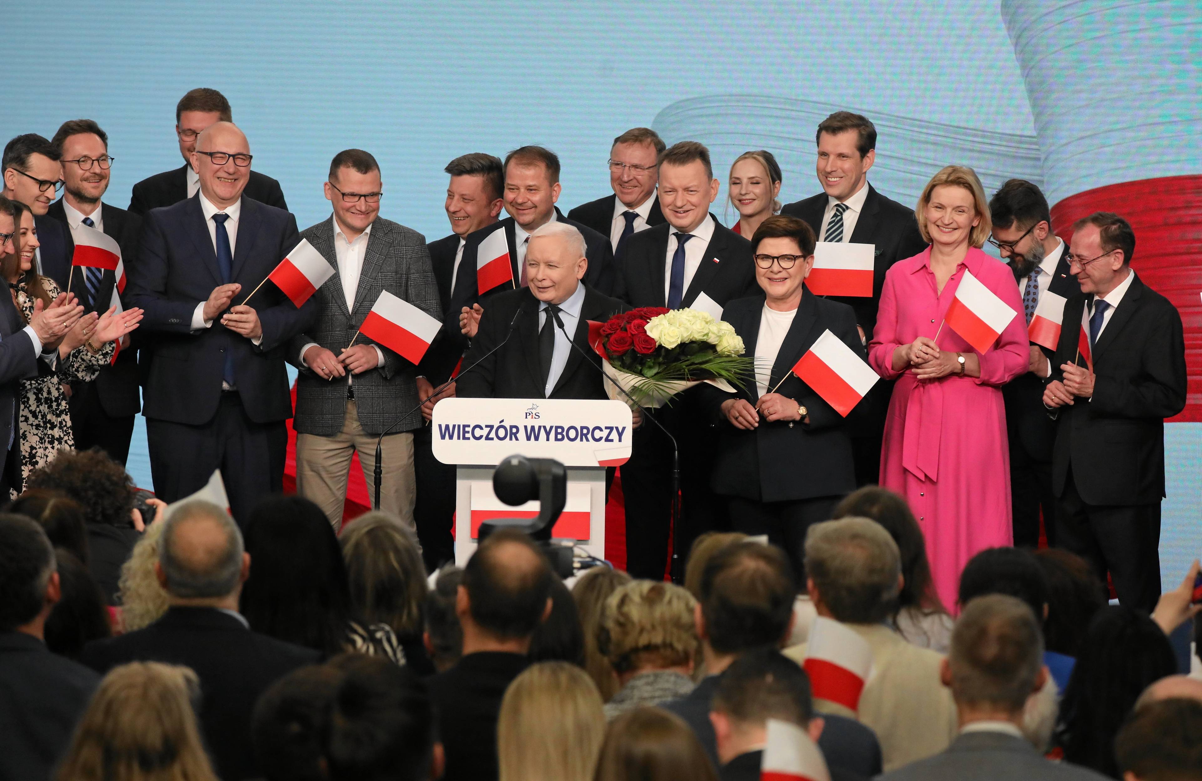 Prezes Kaczyński na scenie w sztabie PIS