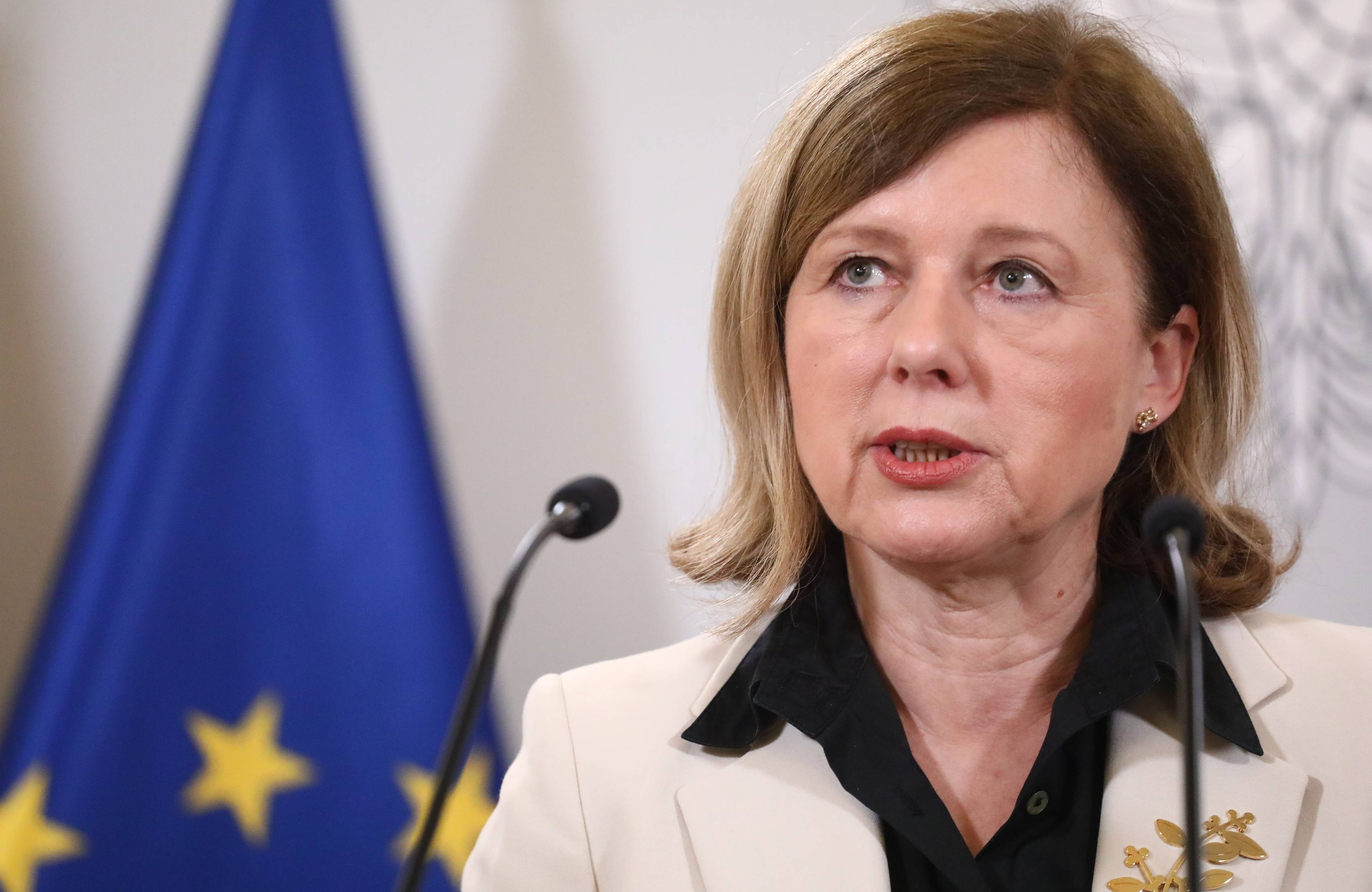 Vera Jourová podczas konferencji prasowej na tle flagi Unii Europejskiej
