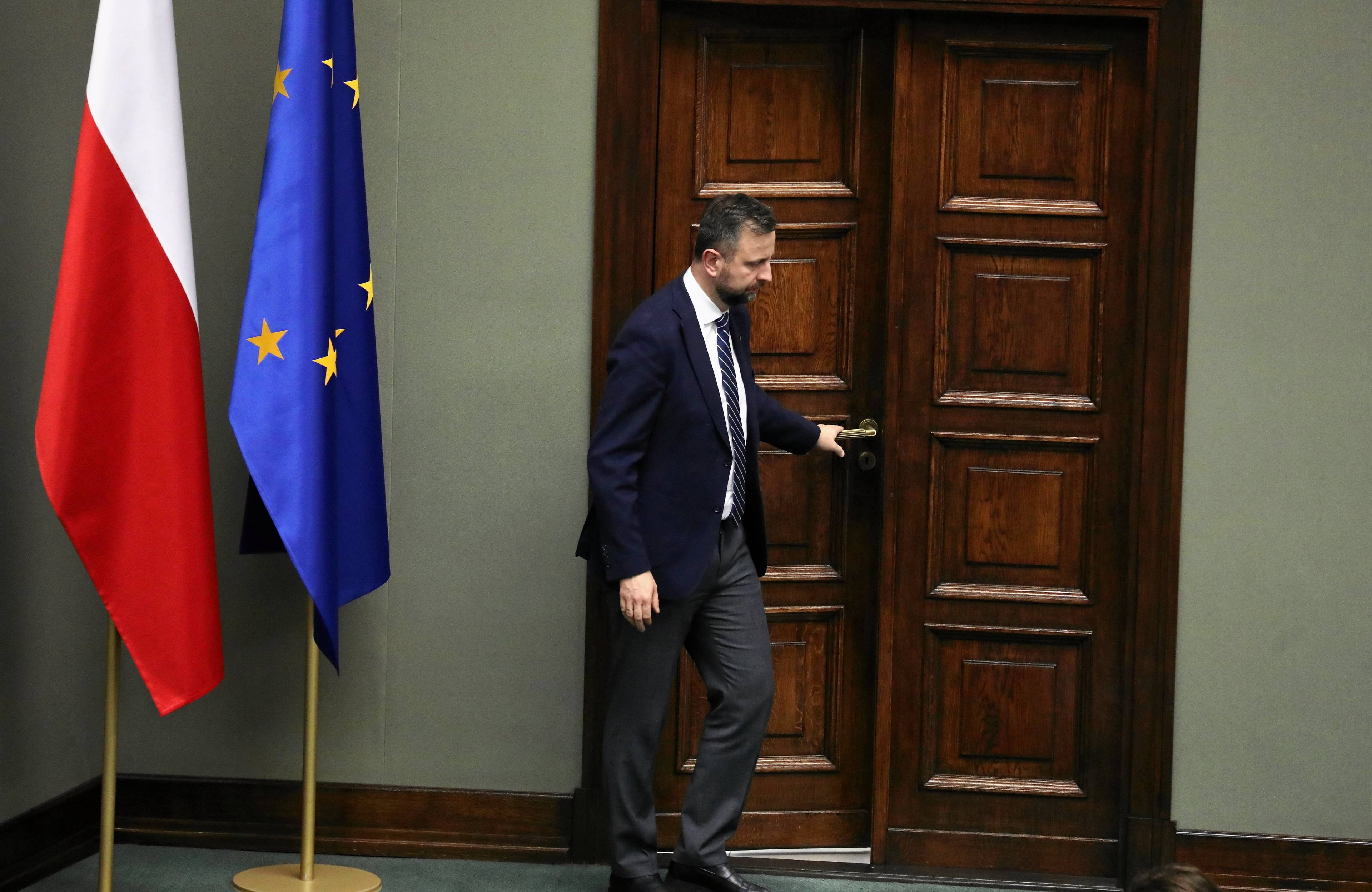 Władysław Kosiniak-Kamysz otwiera drzwi do sali rządowej w Sejmie