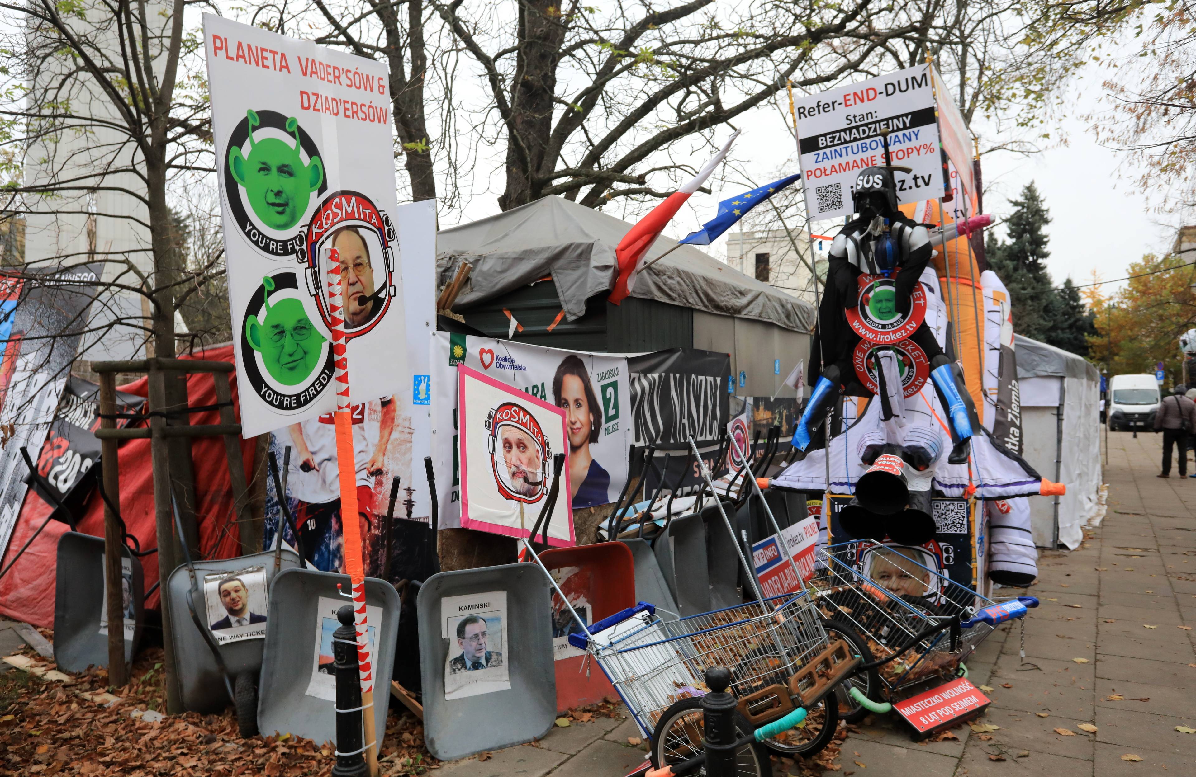 Prowizoryczne namioty i transparenty ustawione na skwerze przed Sejmem