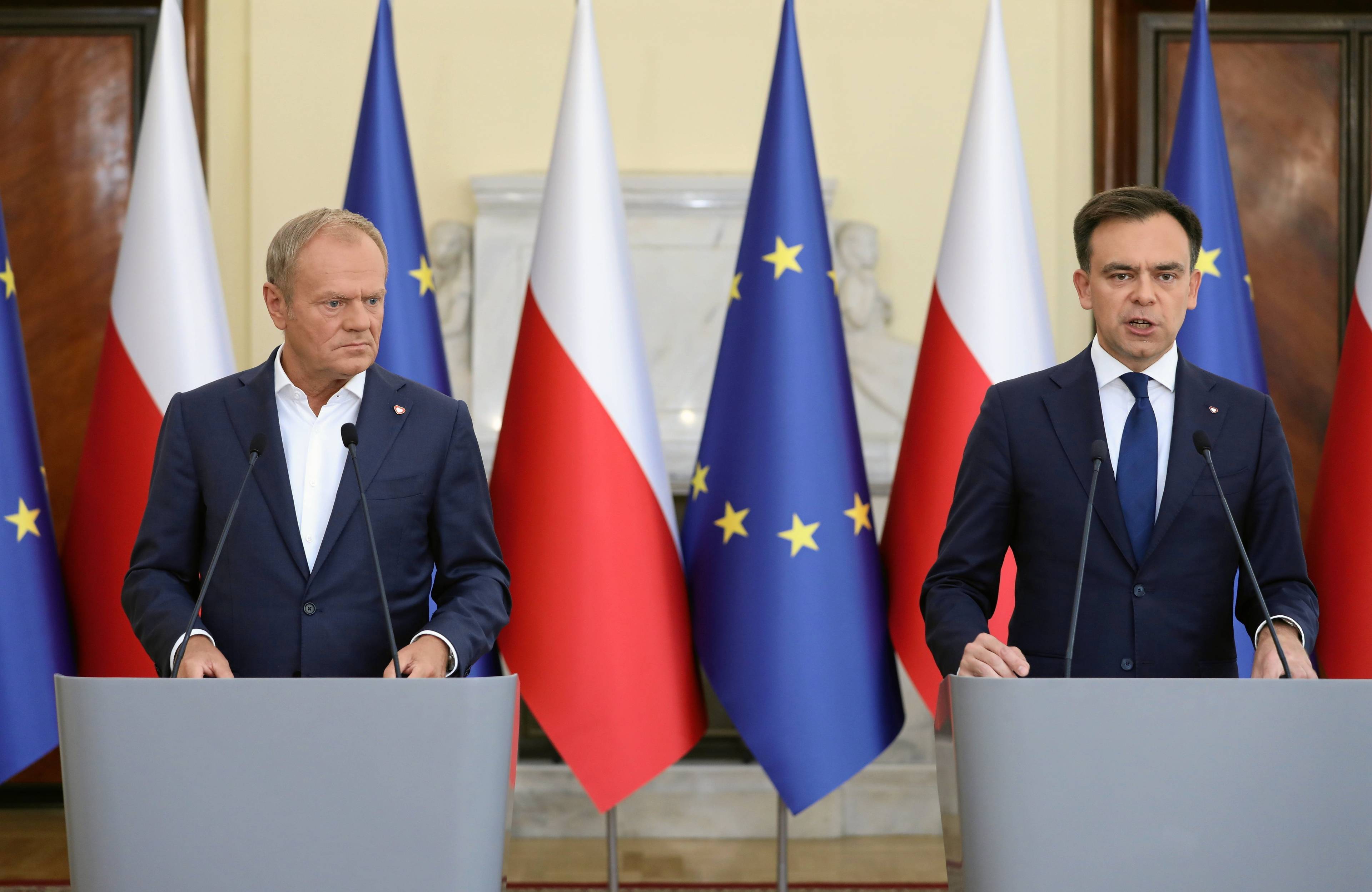 Premier Donald Tusk i minister Finansów Andrzej Domański podczas wspólnej konferencji prasowej