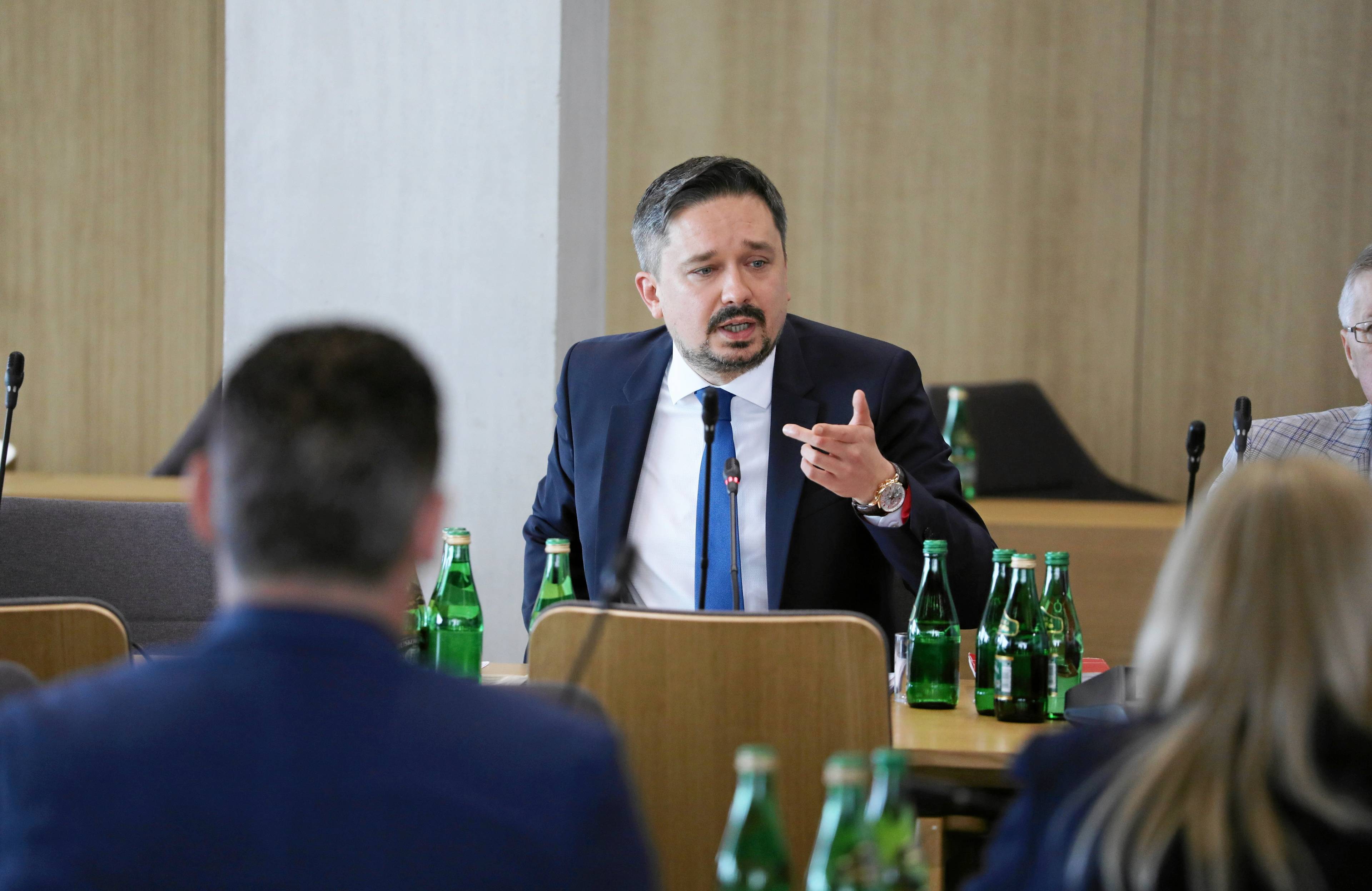 Mężczyzna przemawia gestykulując
