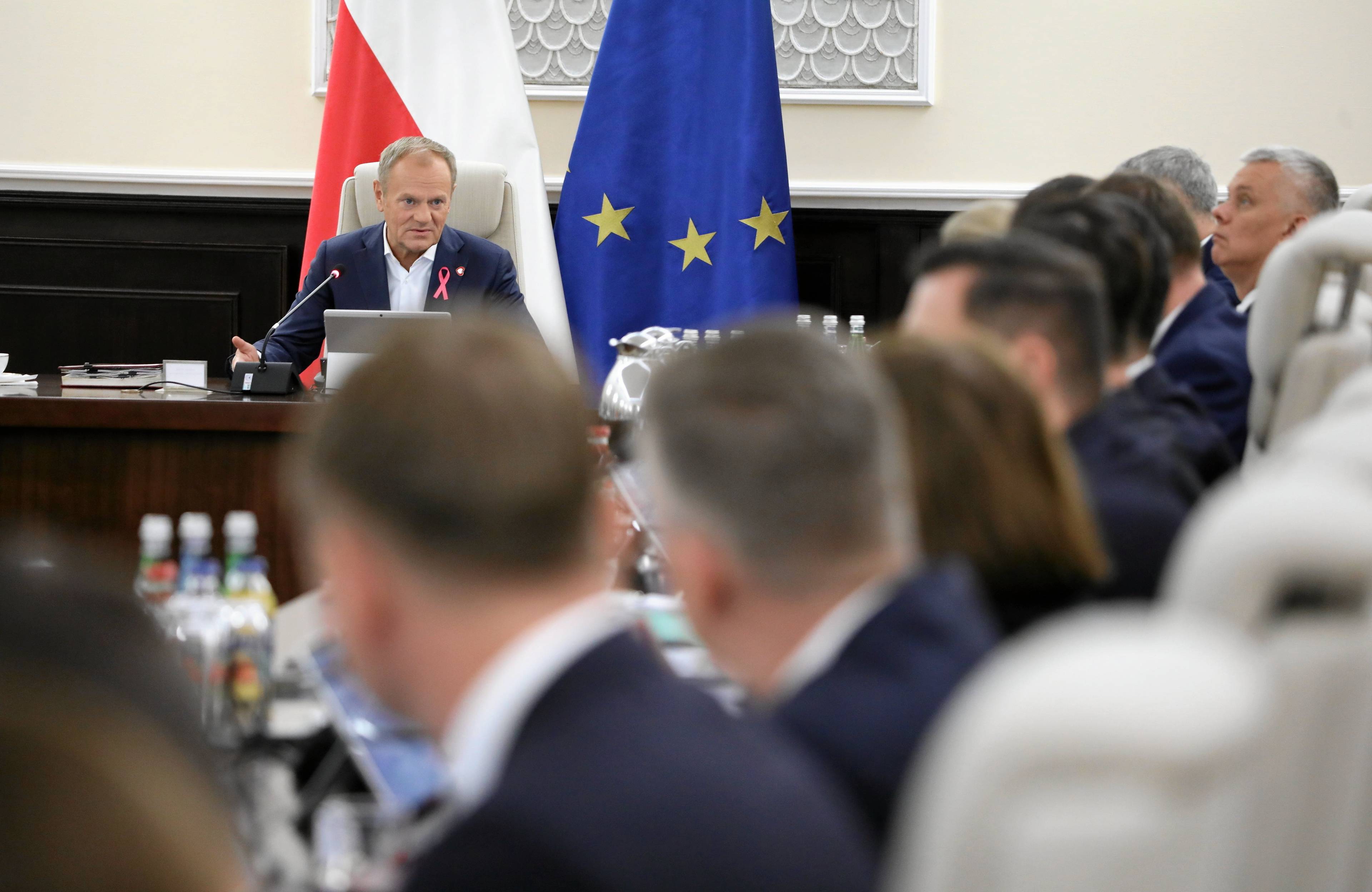 Obrady rządu, premier Tusk w tle