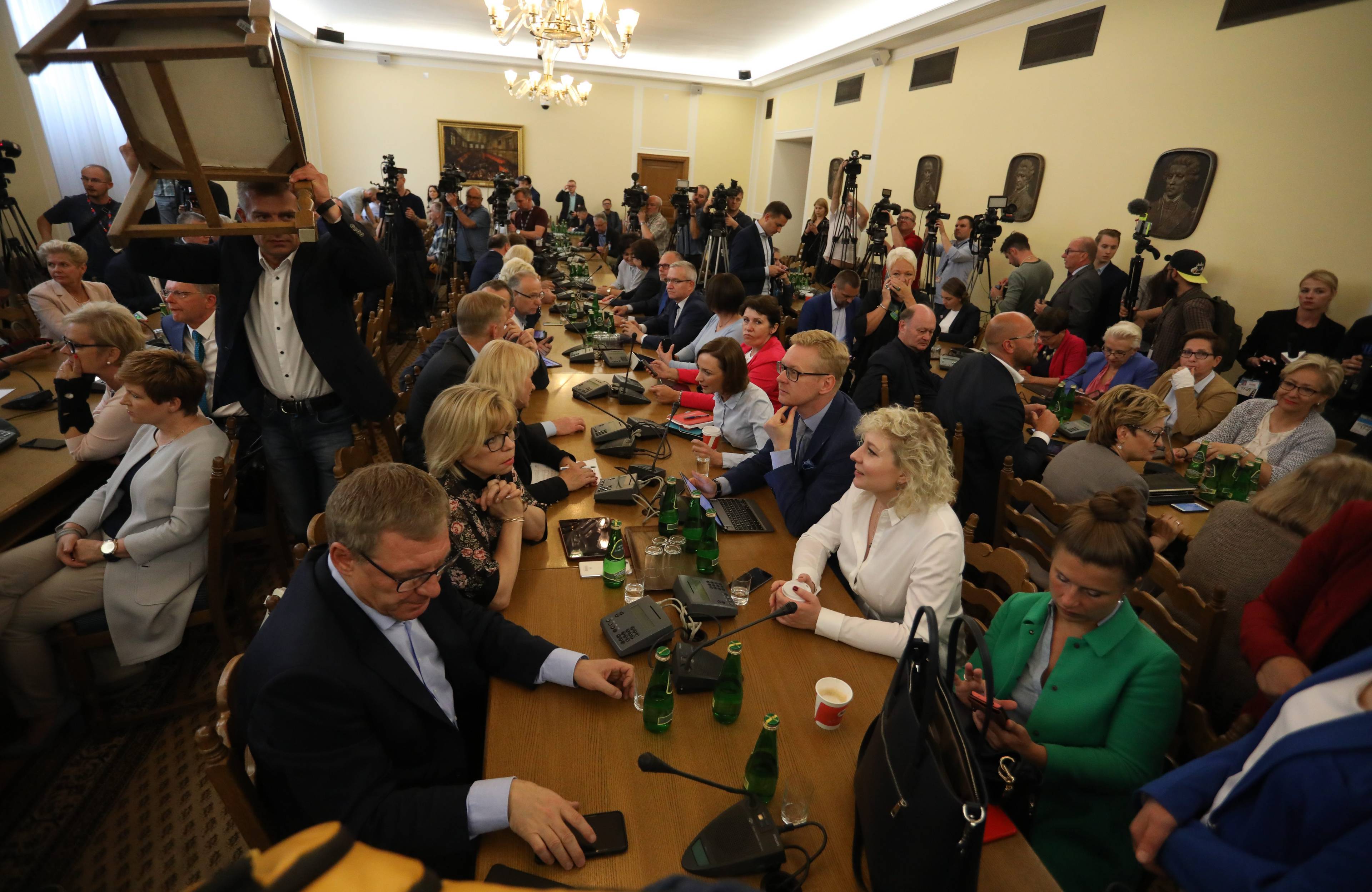 Grupa ludzi na sali