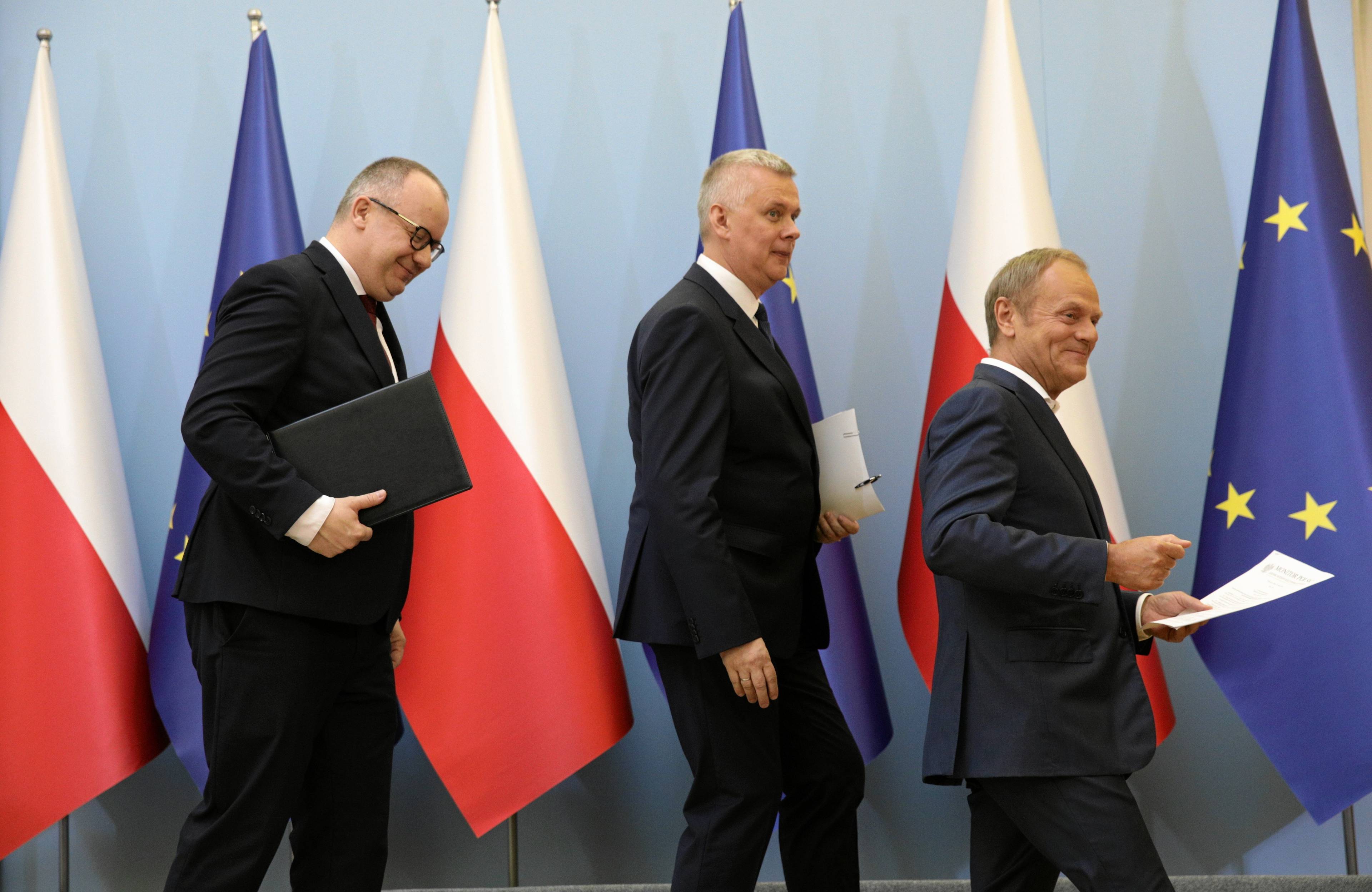 bodnar, tusk i siemoniak na tle flag polski i ue