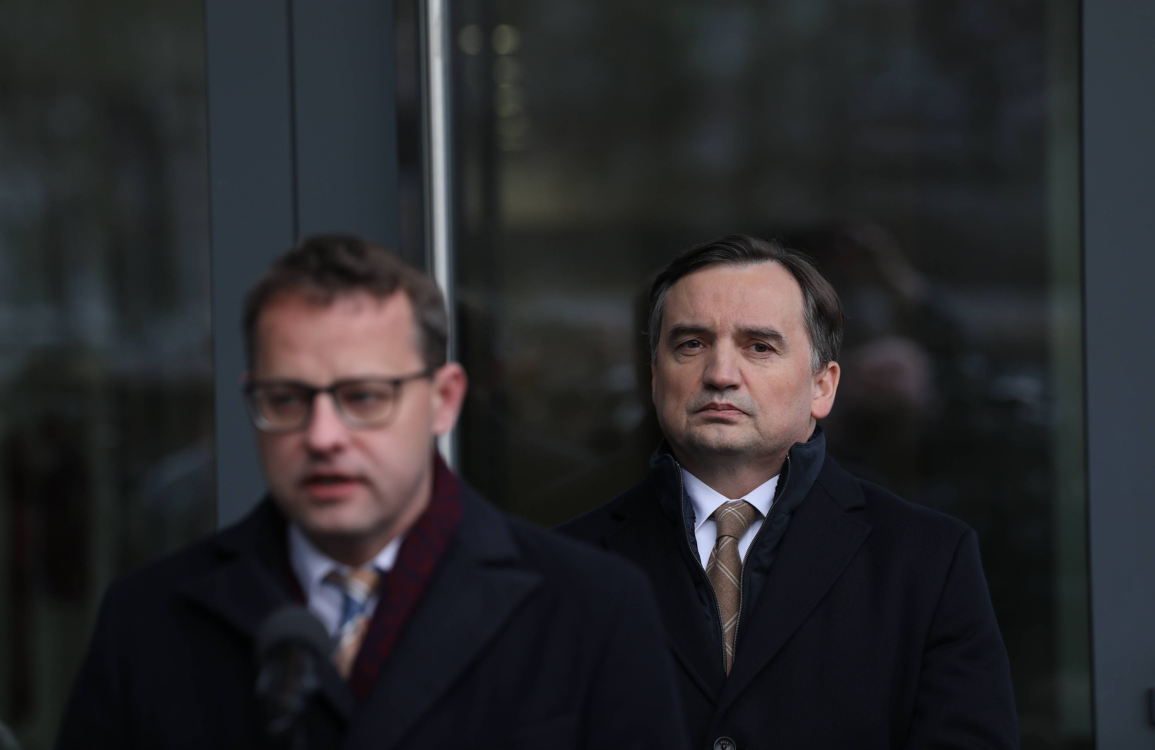 Dwaj męzczyźni w ciemnych płaszczach: Ziobro i Romanowski
