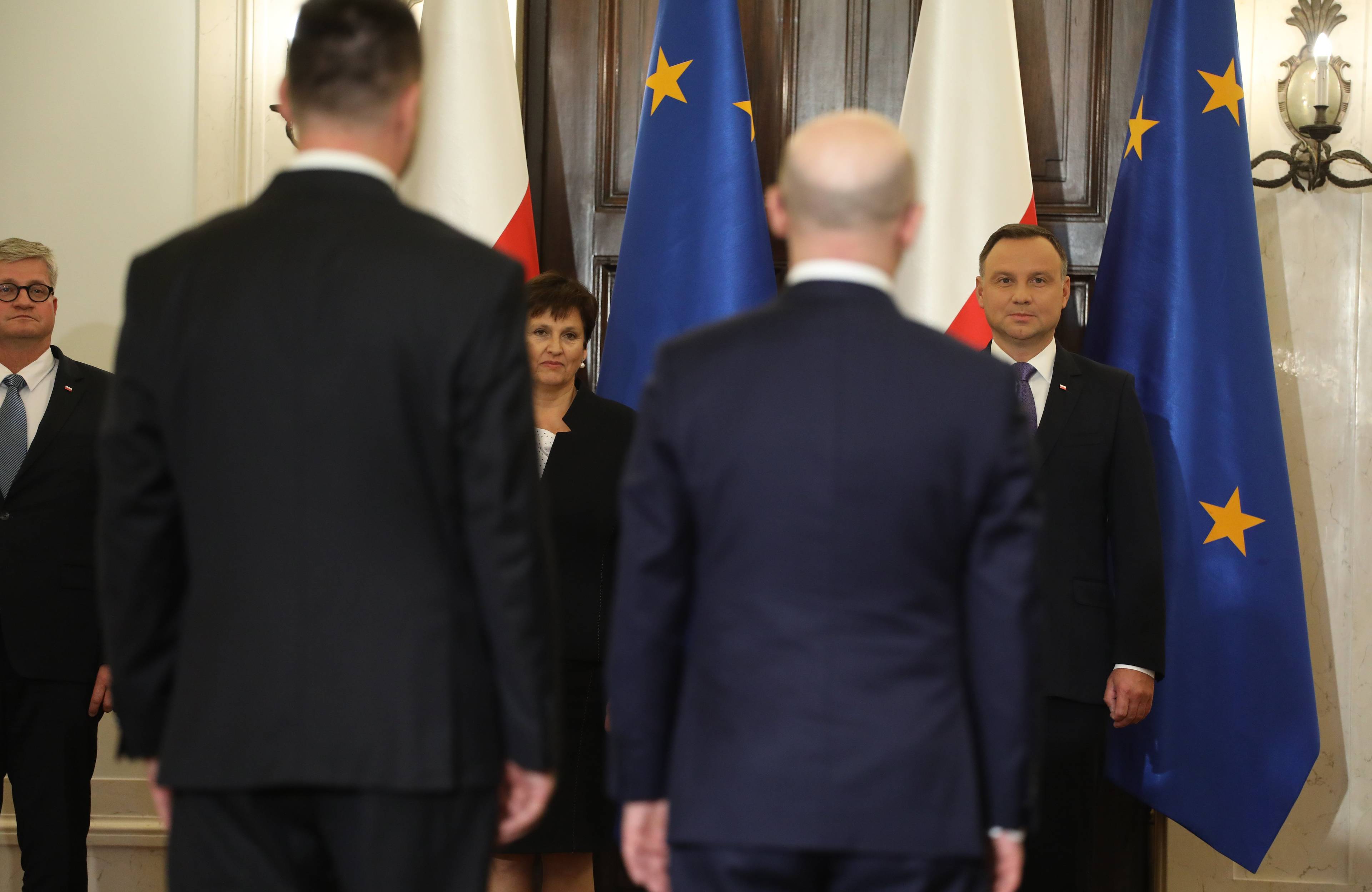 Błażej S. tyłem do obiektywu, w tle prezydent Andrzej Duda