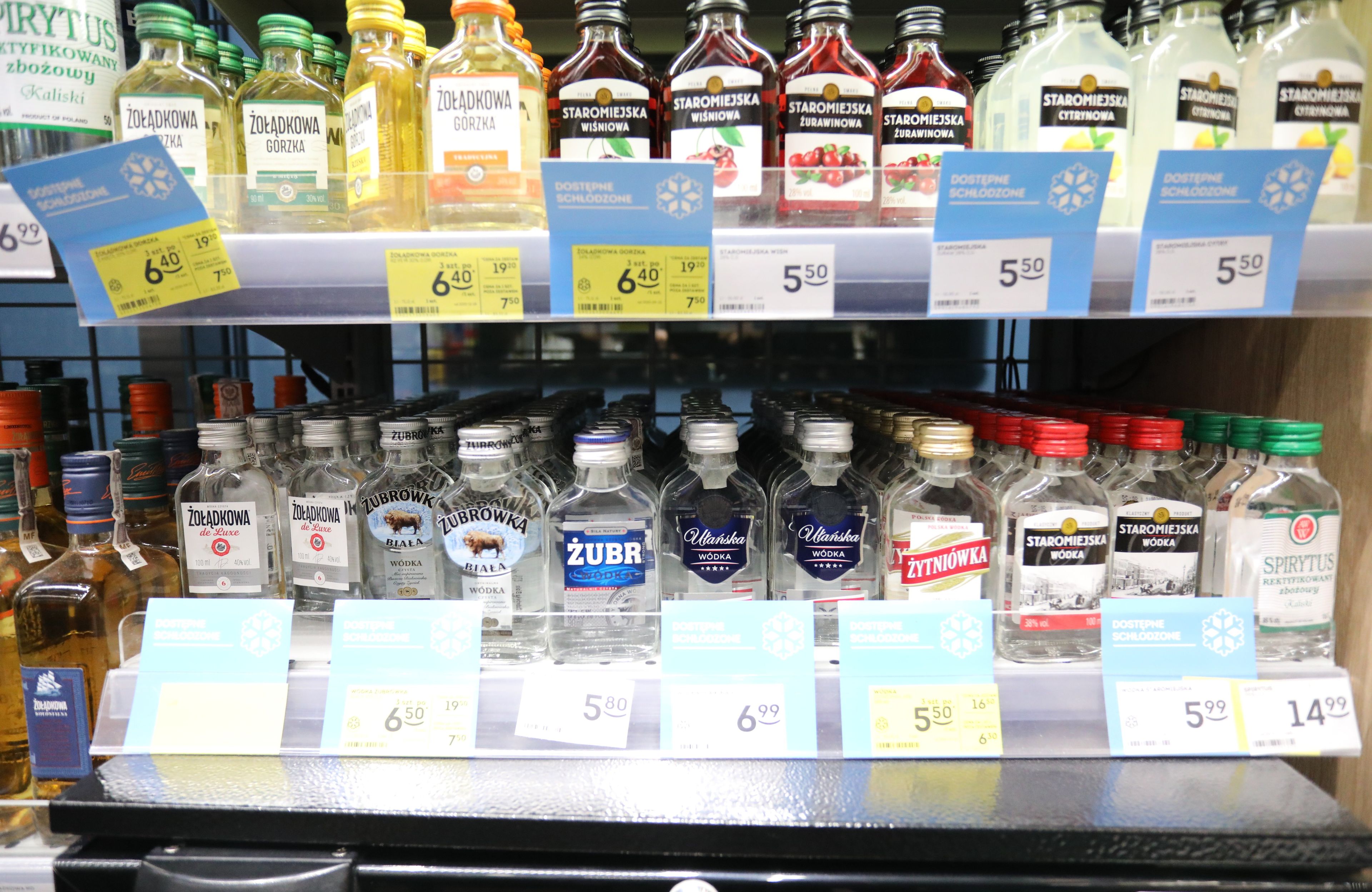 Alkohole na półce w sklepie