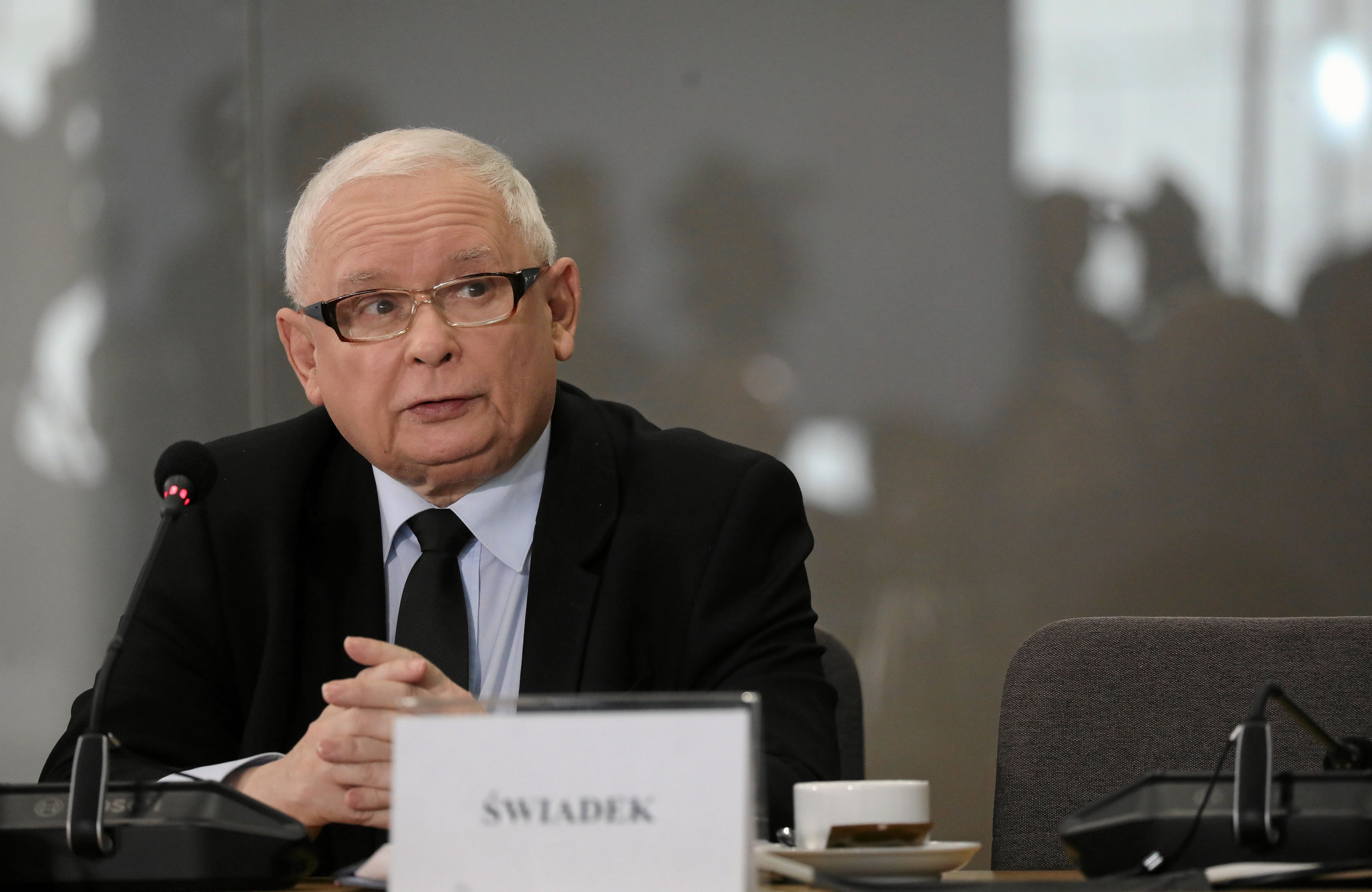 Jarosław Kaczyński, a przed nim kartka "świadek"