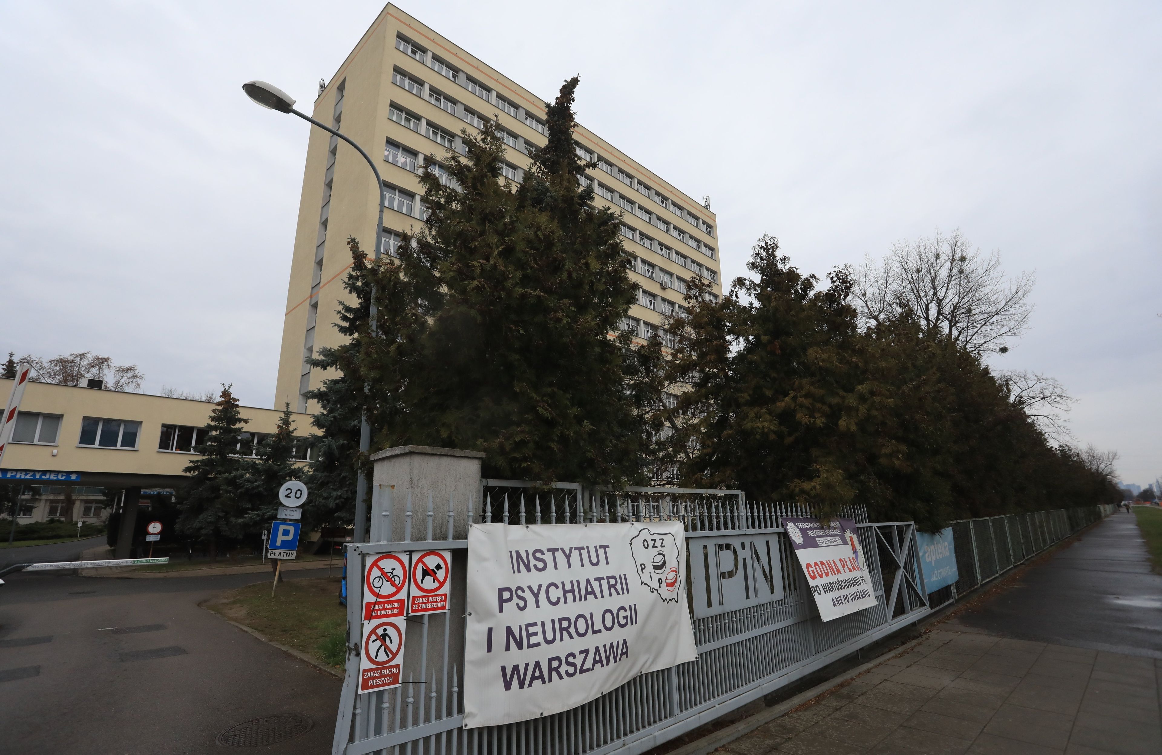 Wieżowiec z napisem Instytut Psychiatrii i Neurologii w Warszawie