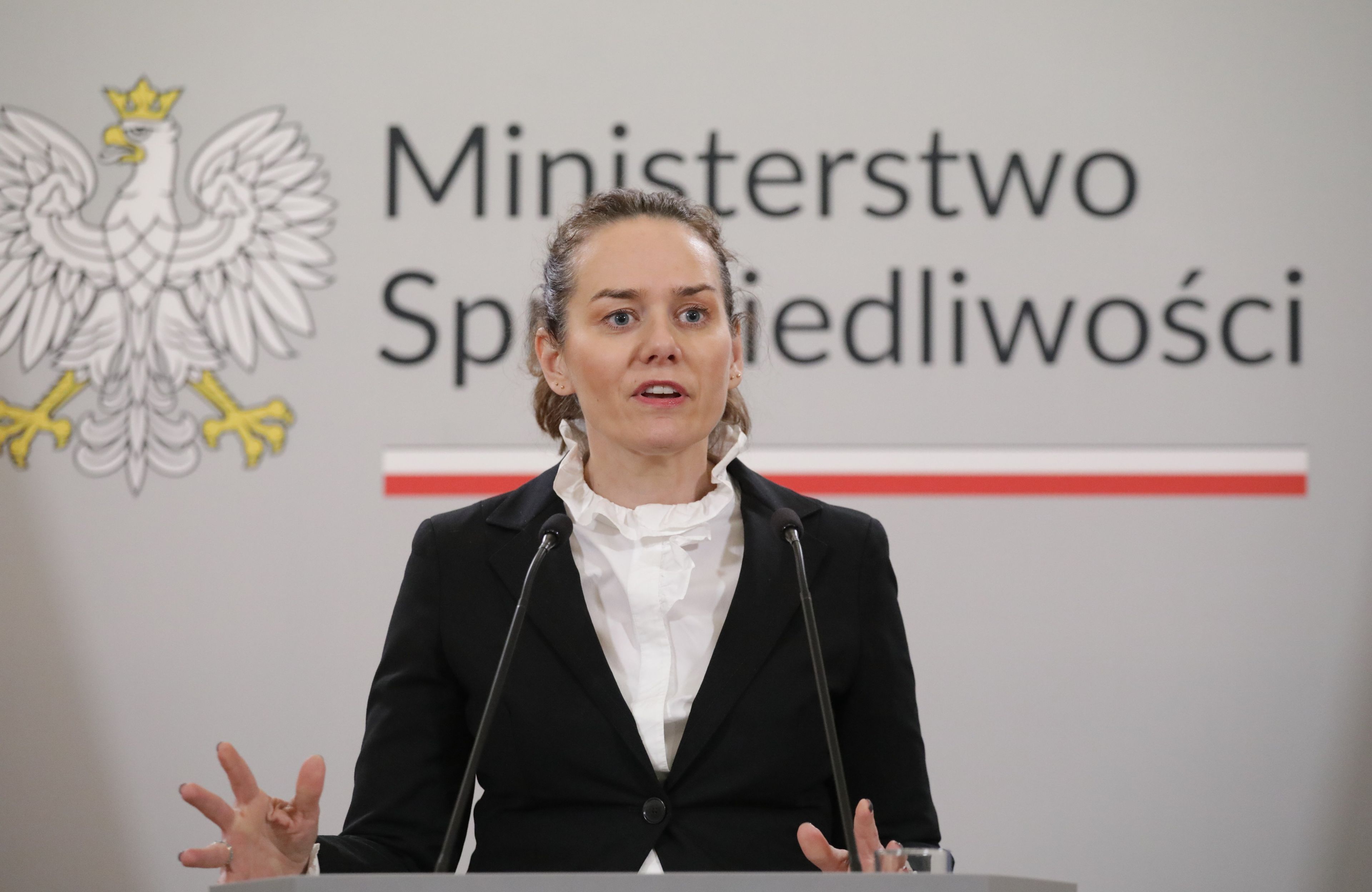 Na zdjęciu: wiceministra Maria Ejchart podczas konferencji w Ministerstwie Sprawiedliwości