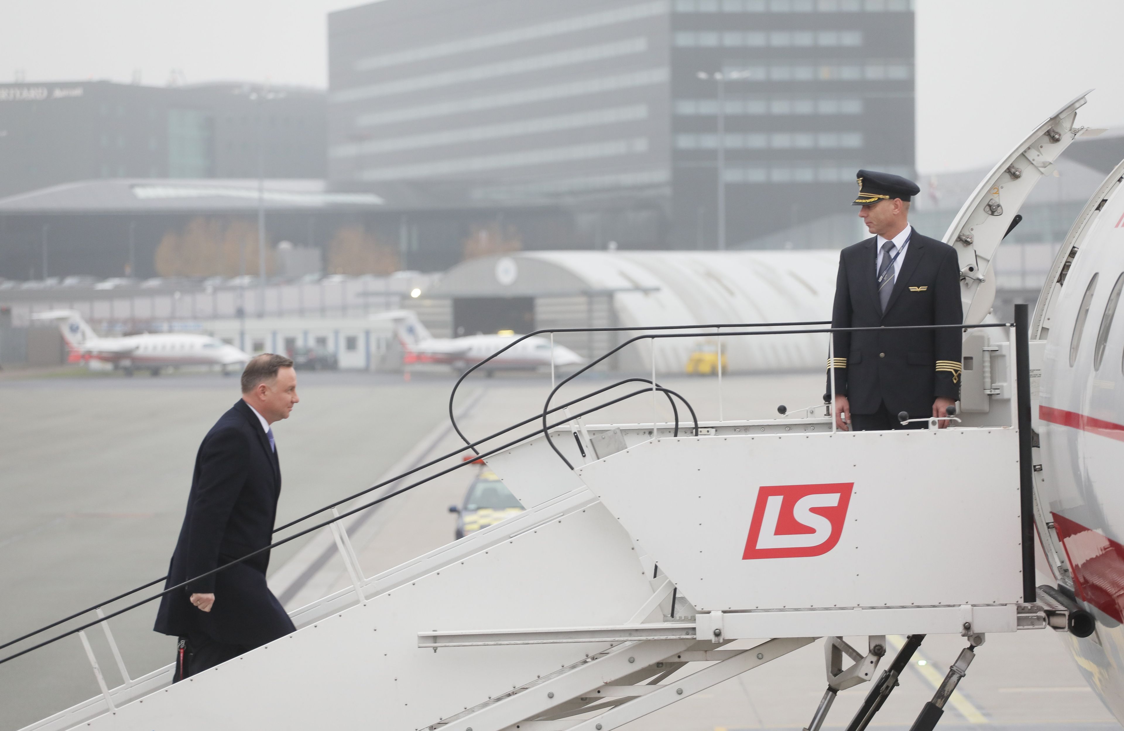 Andrzej Duda wchodzi na pokład samolotu