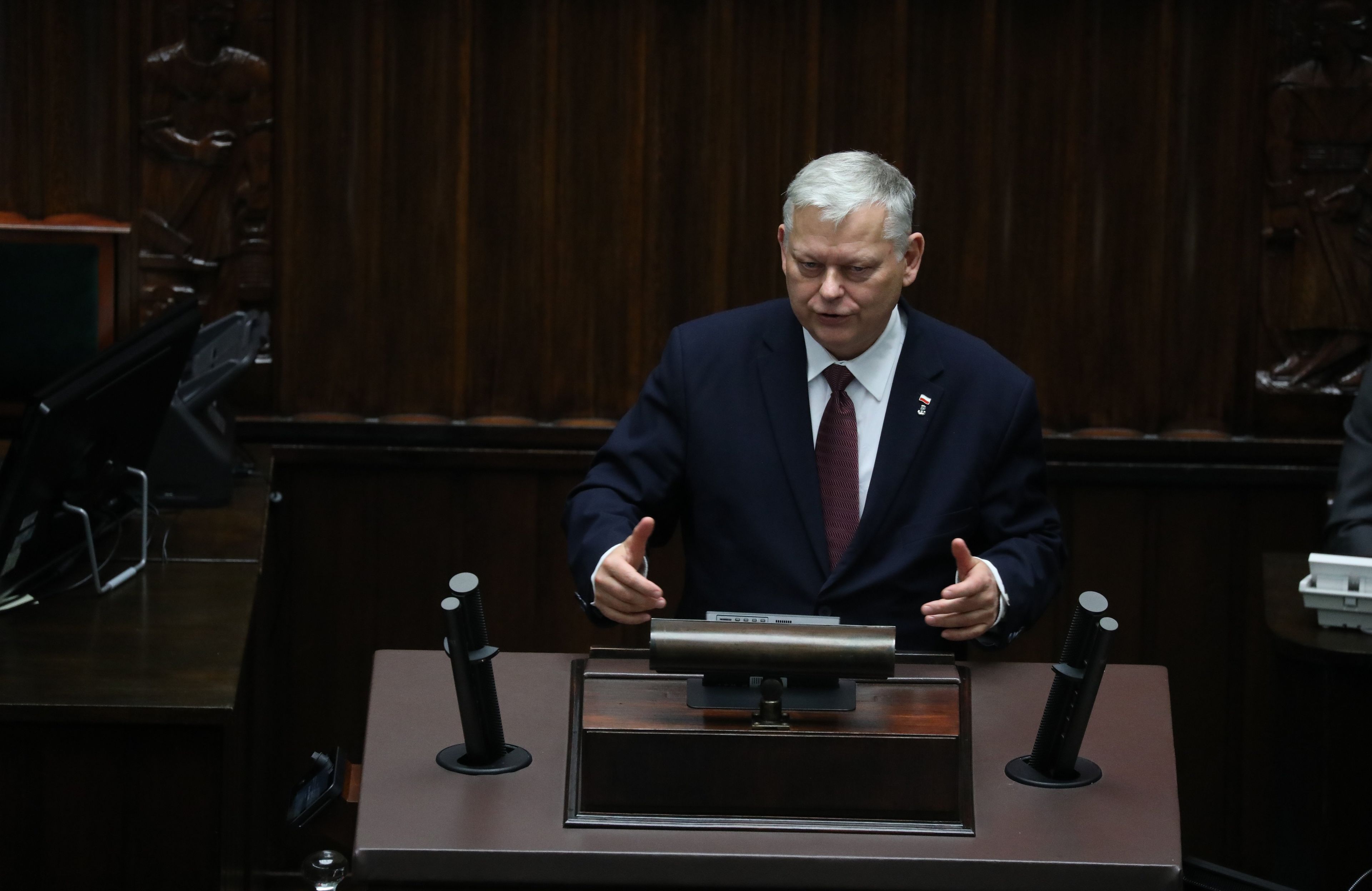 Siwy mężczyzna za mównicą Sejmową