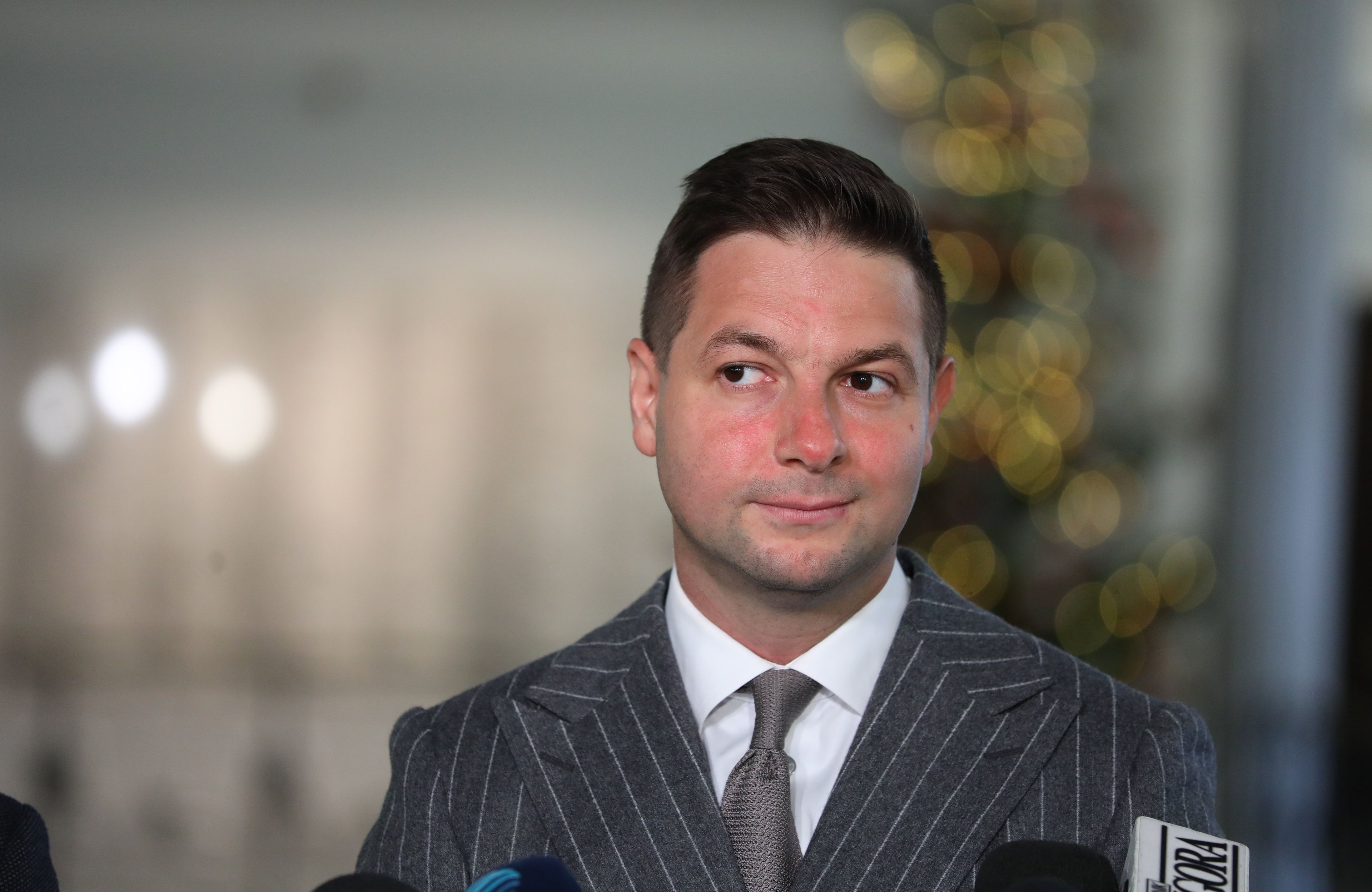 Europoseł Patryk Jaki podczas konferencji prasowej w Sejmie