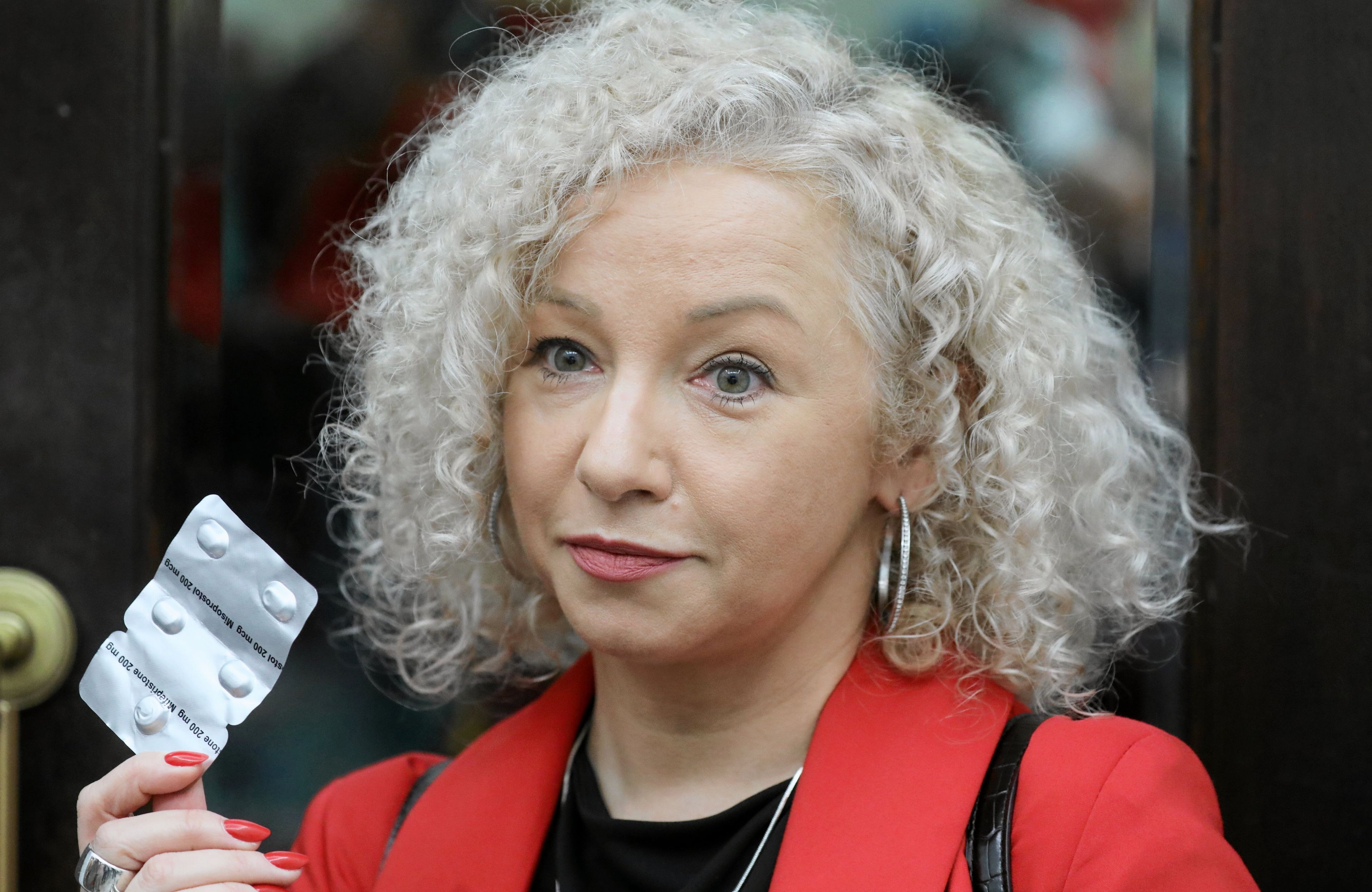 Katarzyna Kotula trzyma blister z tabletkami