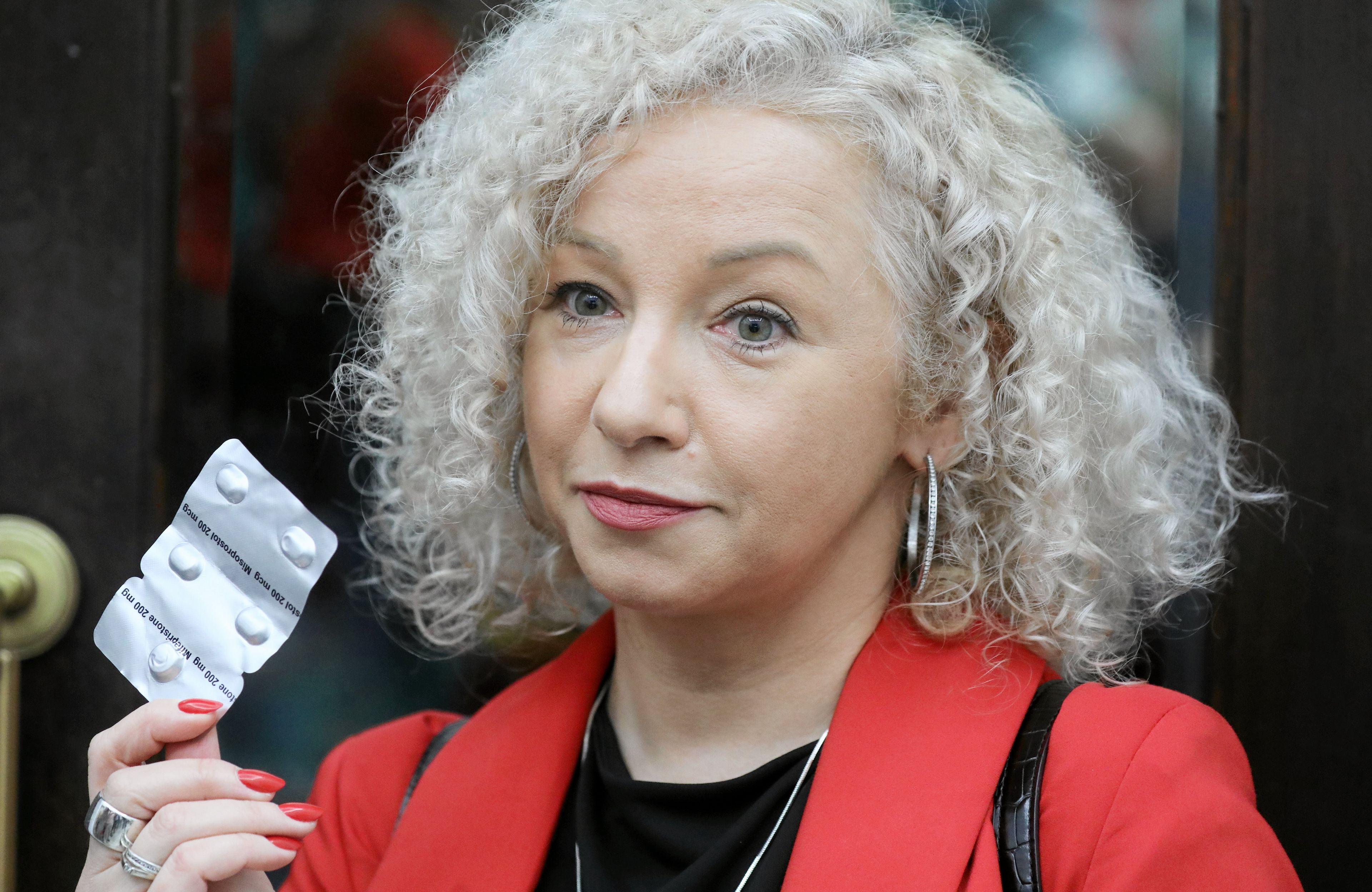 Katarzyna Kotula trzyma w ręce tabletki poronne
